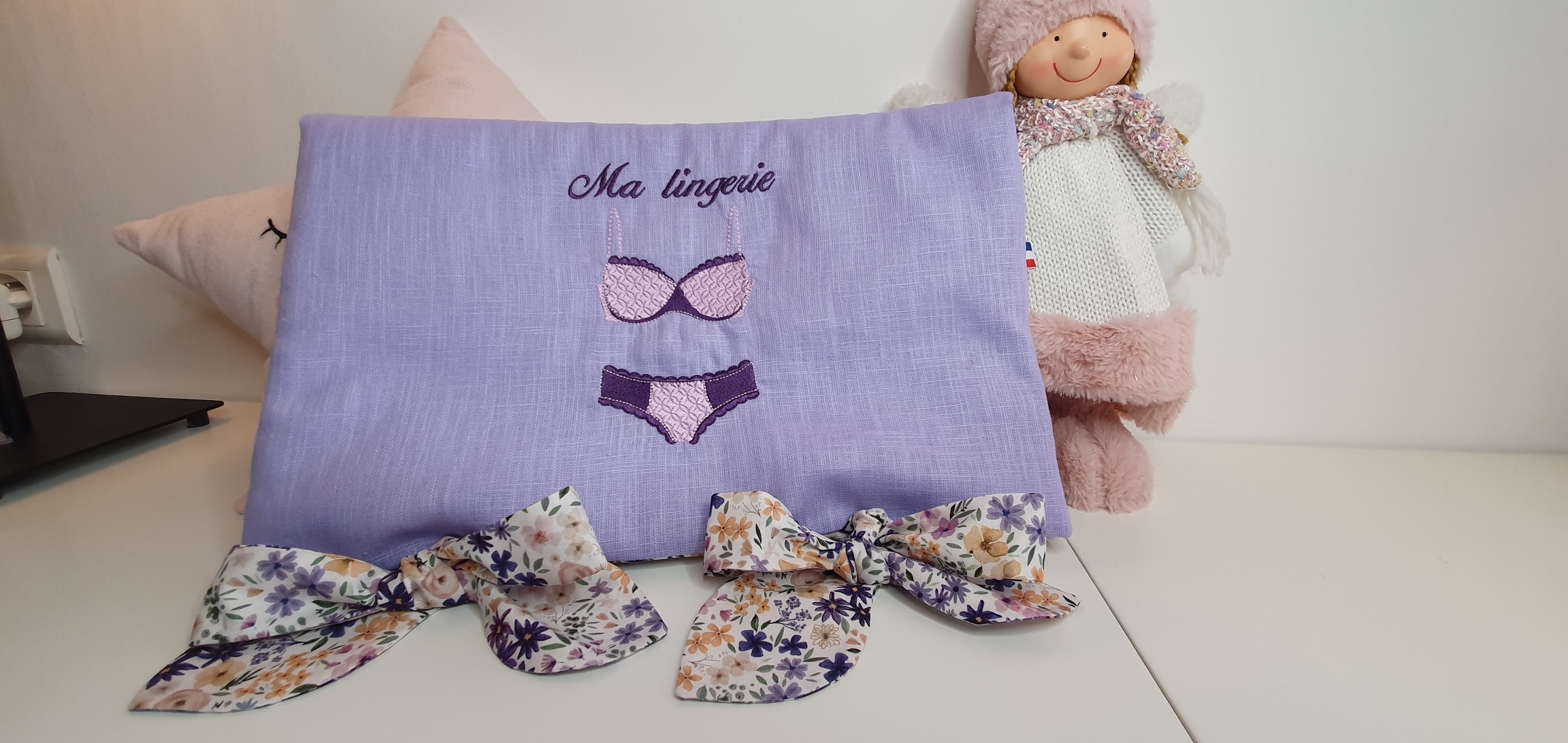 "JARDIN SECRET" Pochette à lingerie, brodée