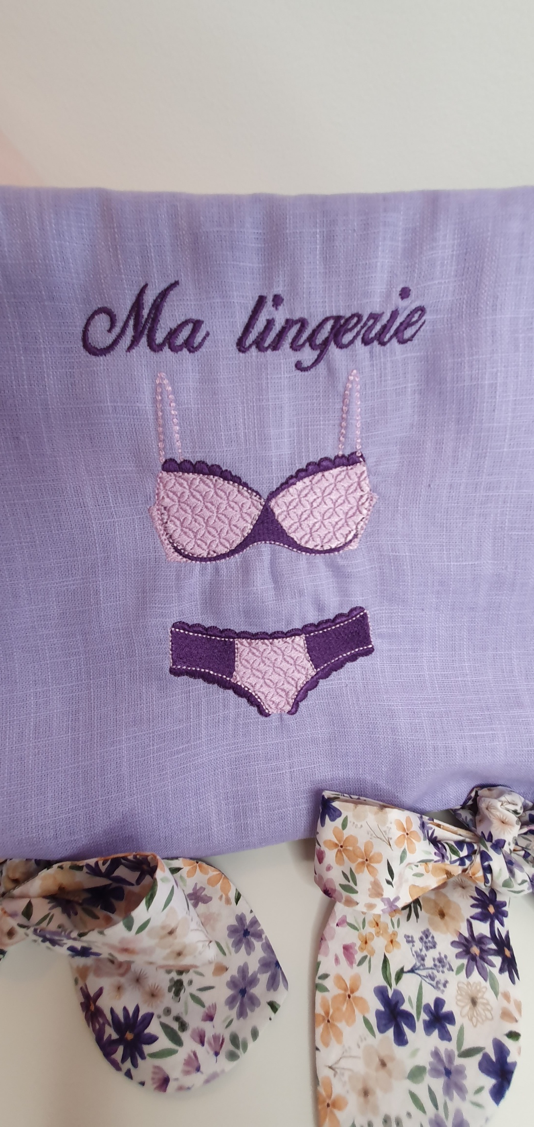 "JARDIN SECRET" Pochette à lingerie, brodée