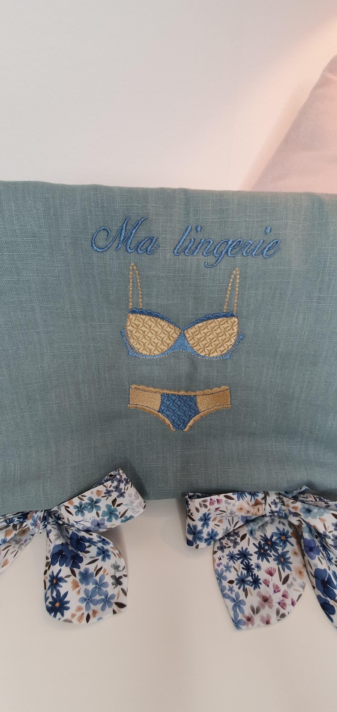 "JARDIN SECRET" Pochette à lingerie, brodée