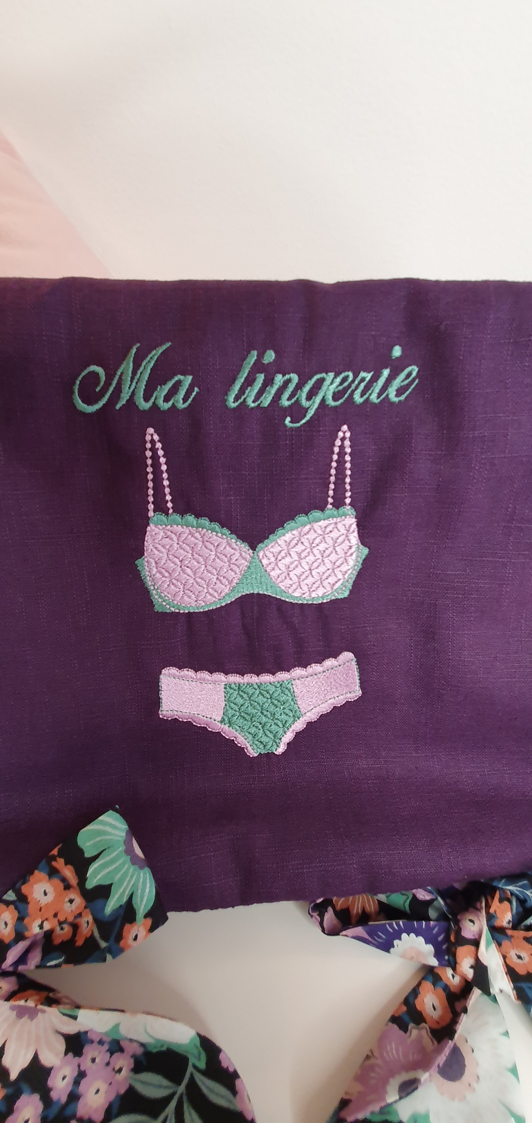 "JARDIN SECRET" Pochette à lingerie, brodée
