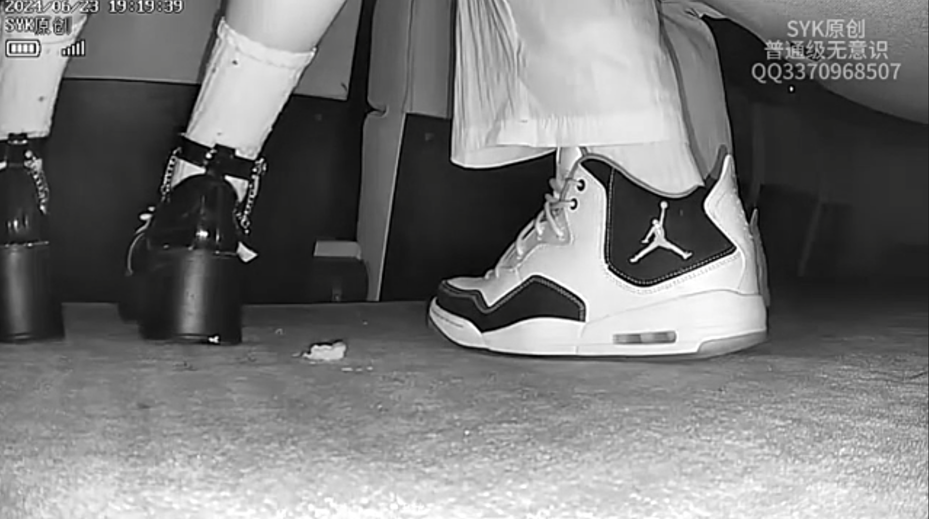 Gothgirl candid pinkie crush