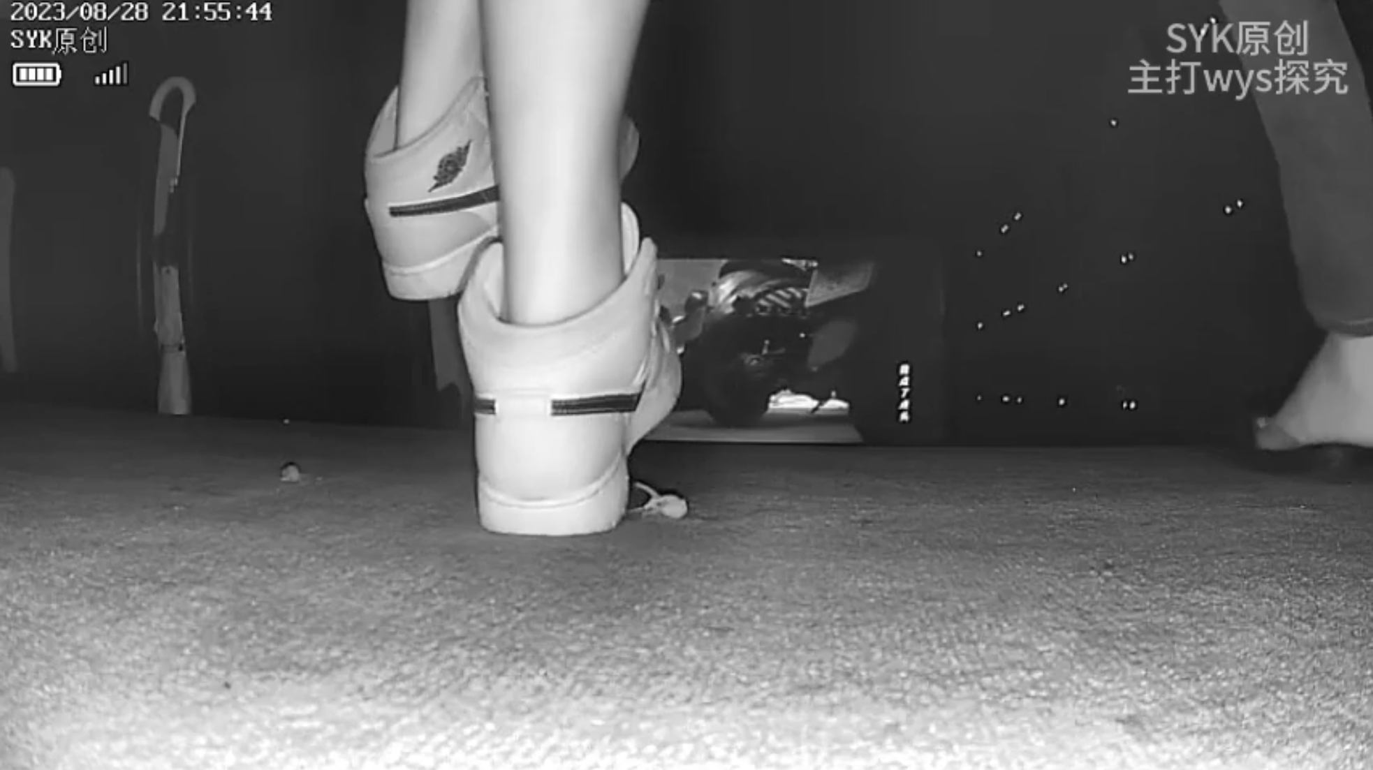 pinkie crushed by young women with nike  Sneakers