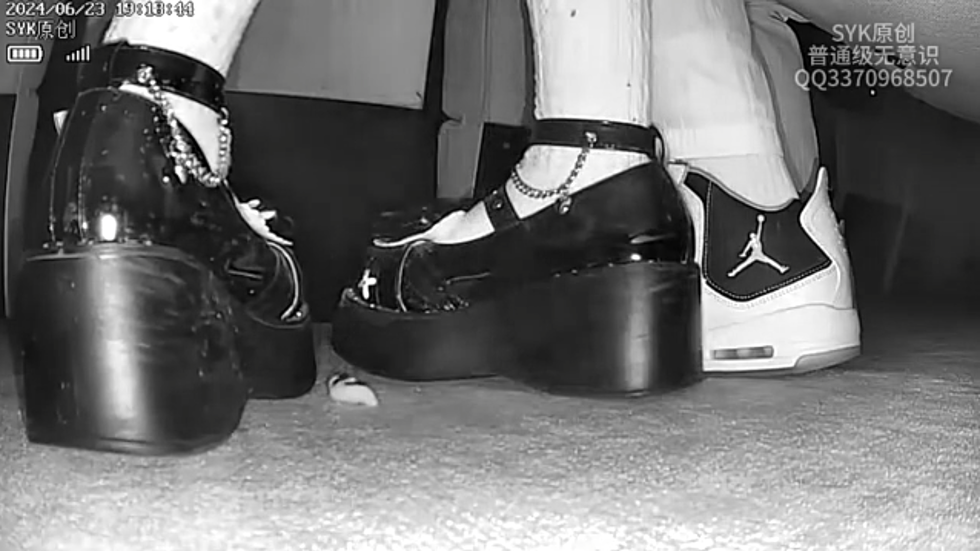 Gothgirl candid pinkie crush