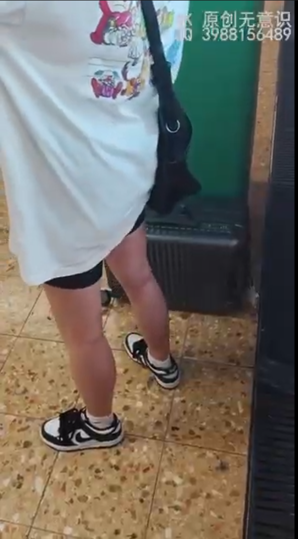 multiple girls candid pinkie crush by  sneakers