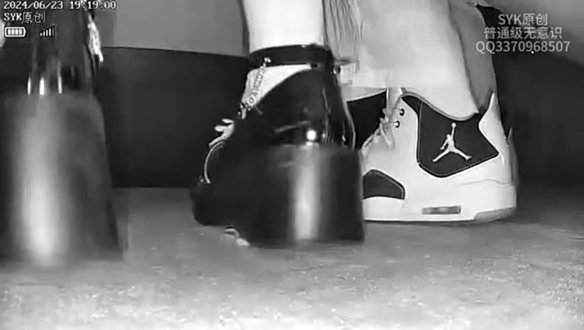 Gothgirl candid pinkie crush