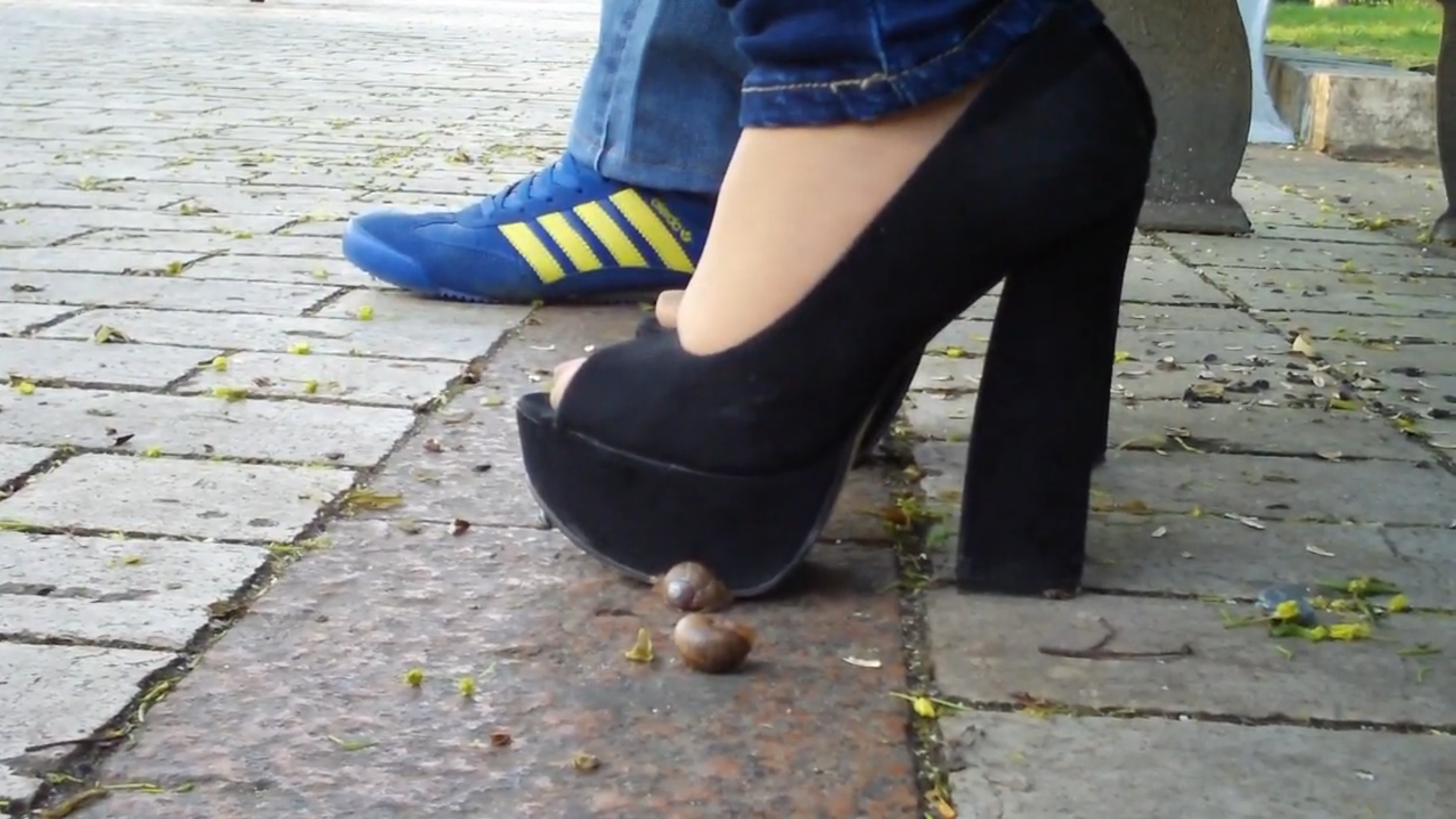 unaware snail crush high heels and  plattform high heels