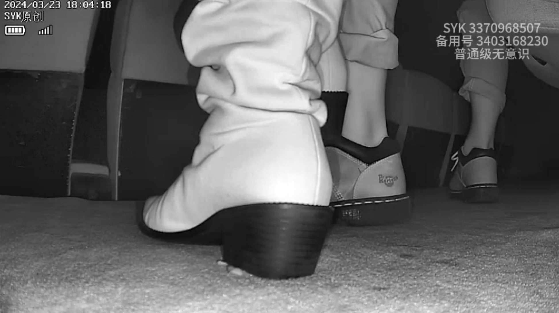 Young beautifull Women Pinkie Crush with  white boots