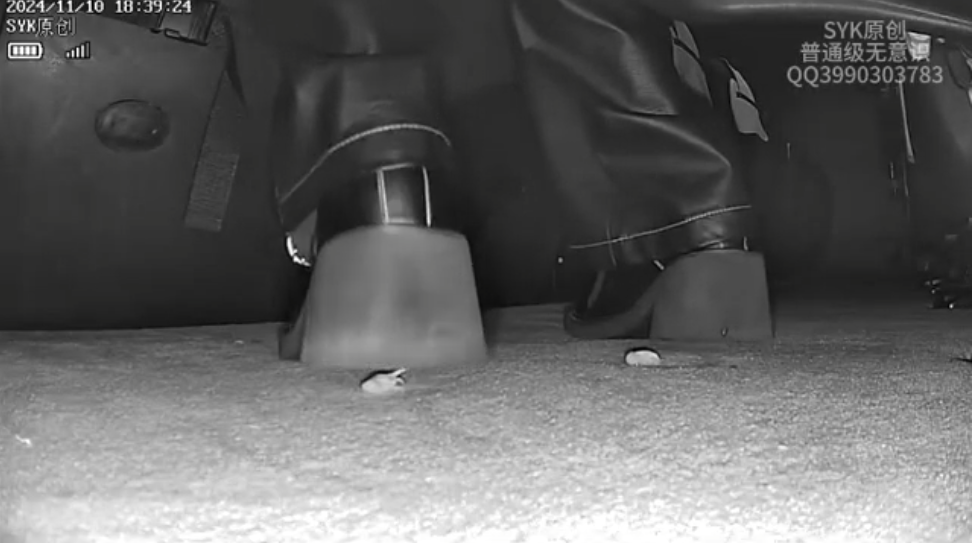 Beautiful Woman with leatherpants and  boots pinkie crush