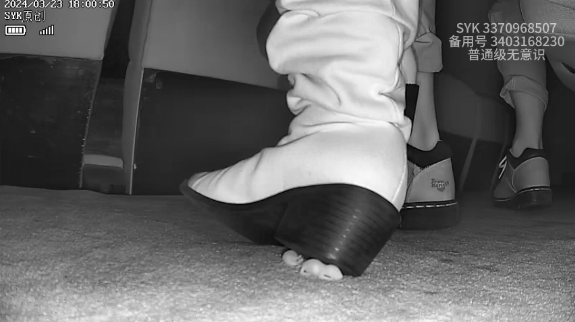 Young beautifull Women Pinkie Crush with  white boots