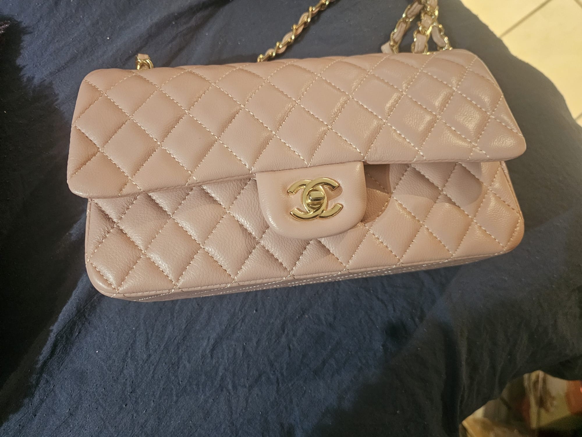 Sac à main matelassé beige Chanel