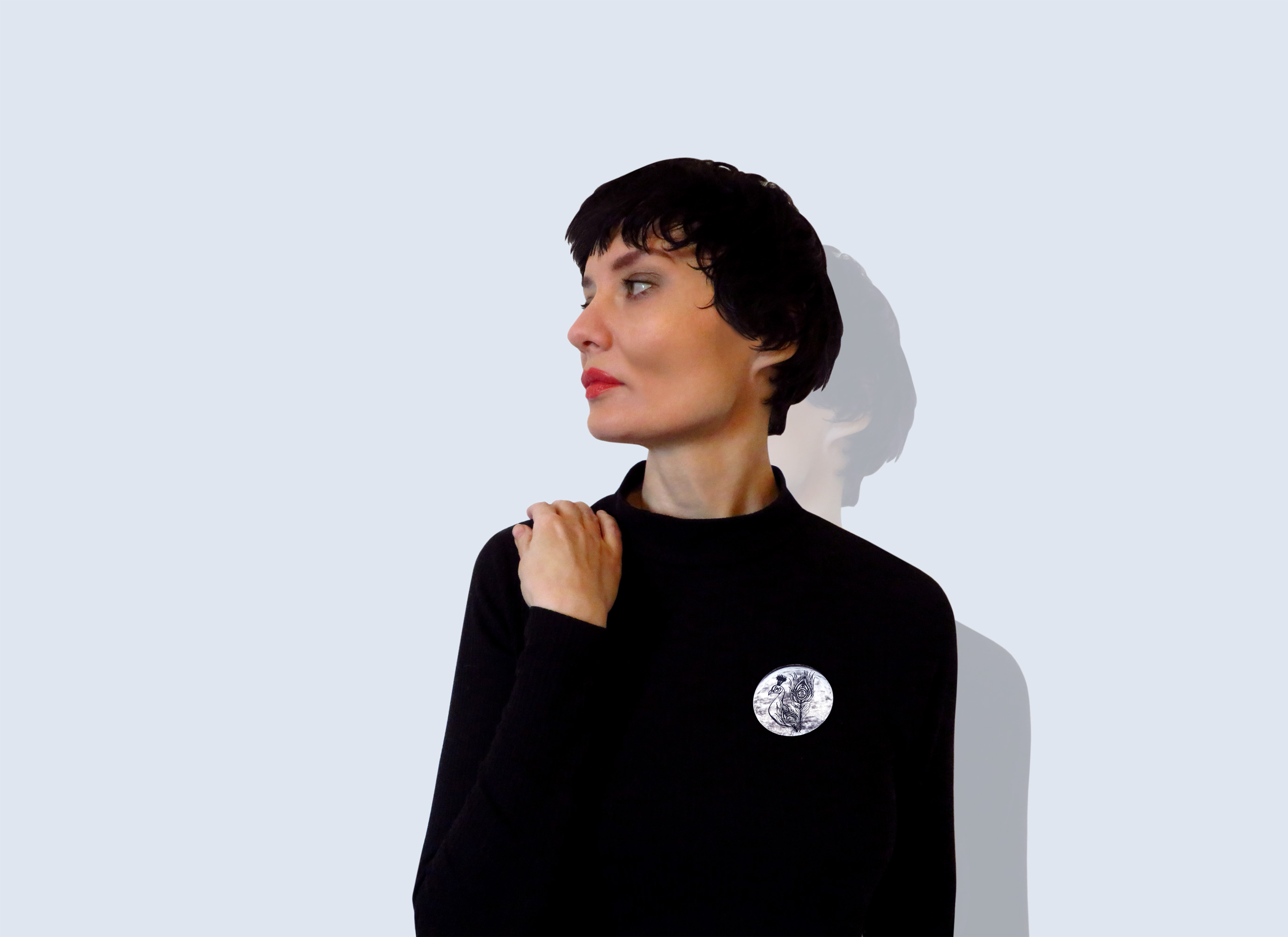 Engraved brooch PEACOCK in black