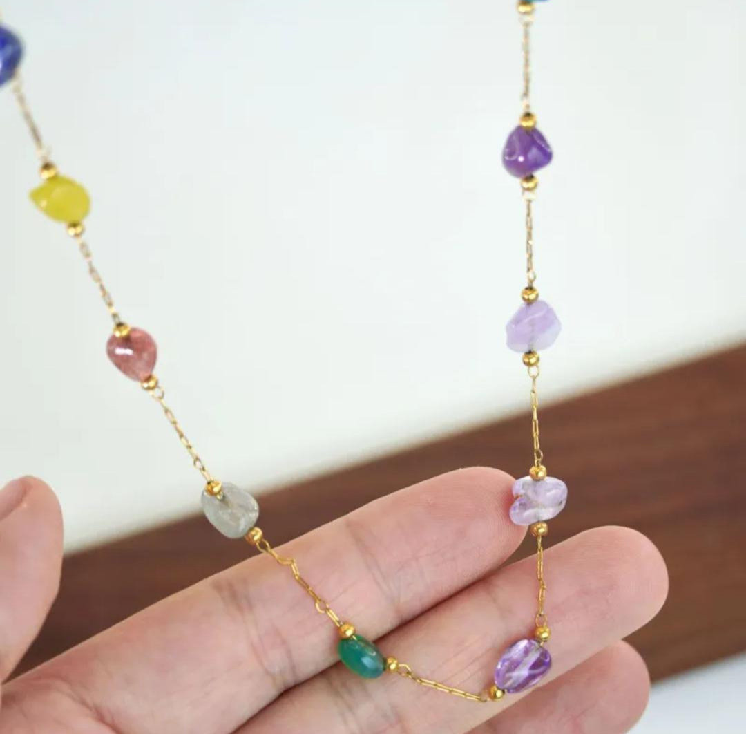 Collier élégant en pierres naturelles