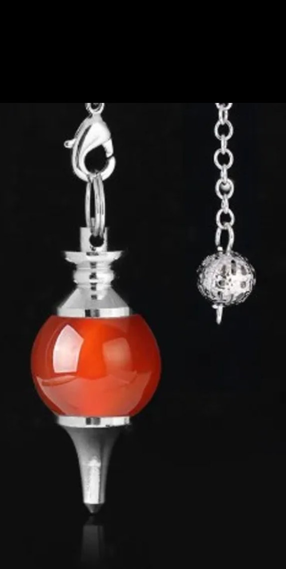 Pendule divinatoire en pierre rouge