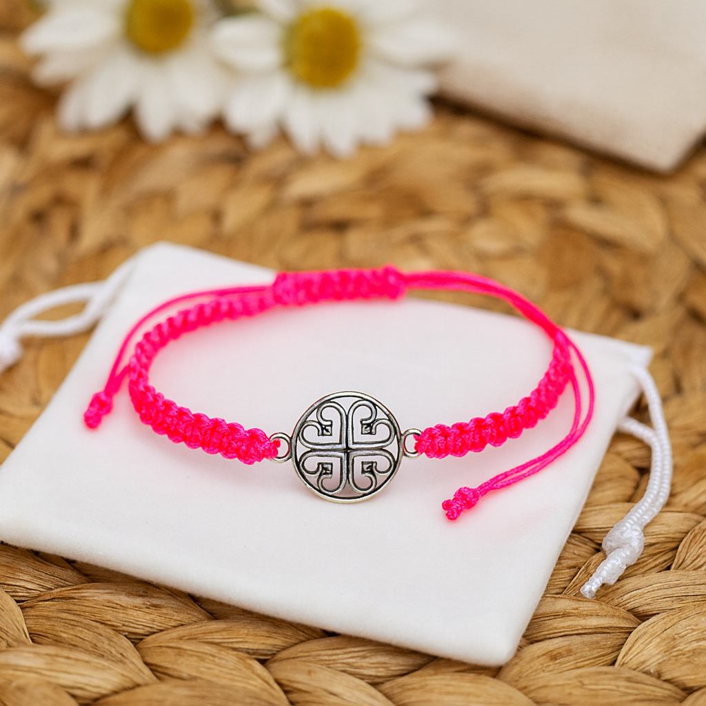 Bracelet Tressé Rose – Médaillon Celtique