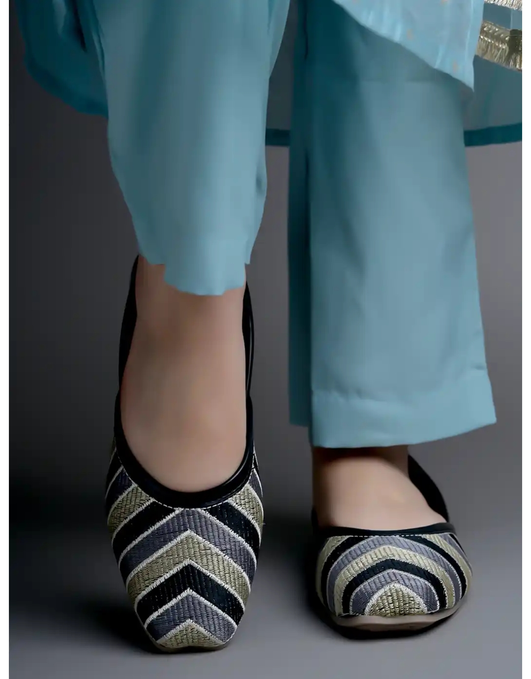 Elegant Striped Ethnic Juttis