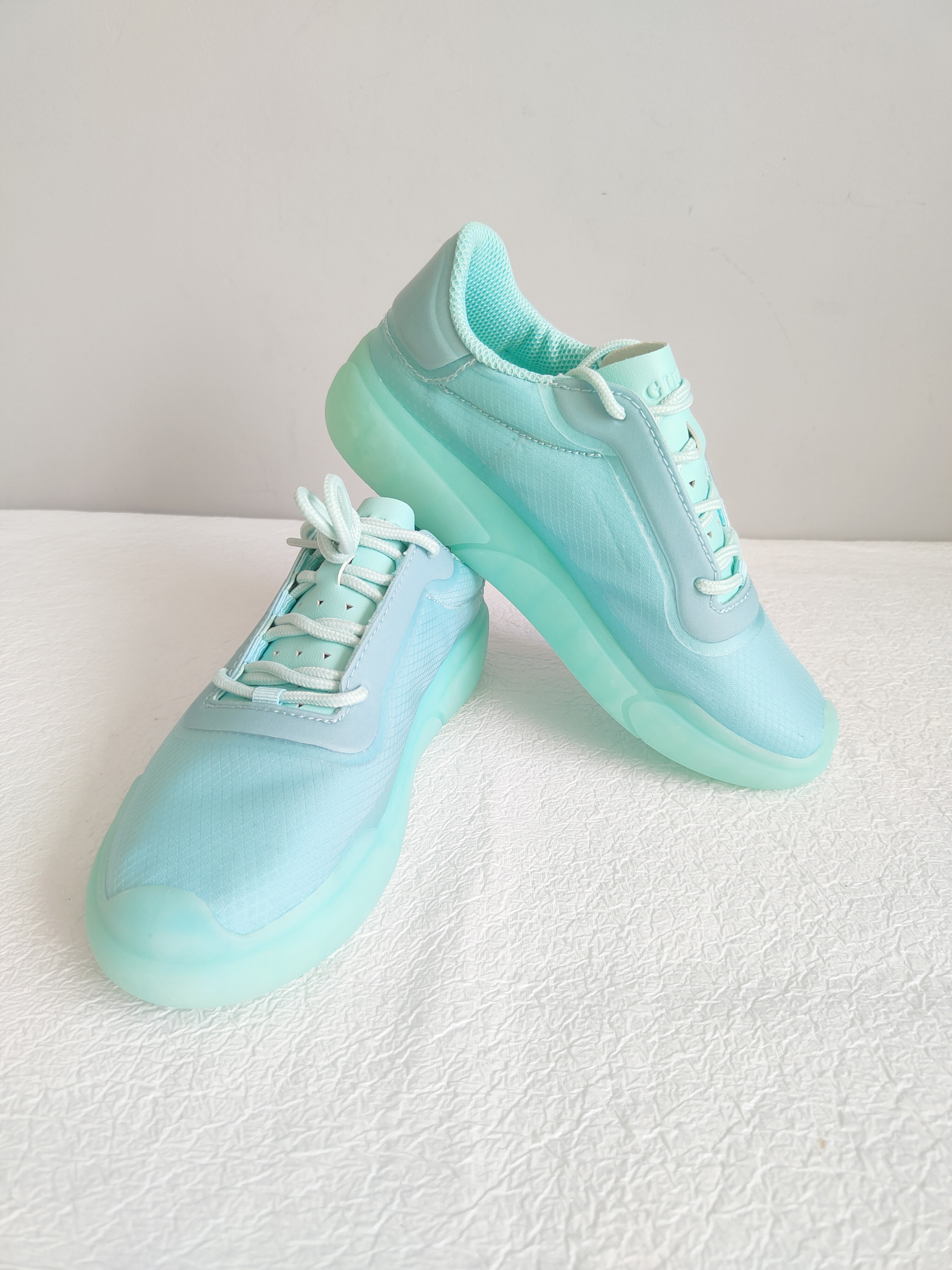 Guess Avalin sneakersy r. 36