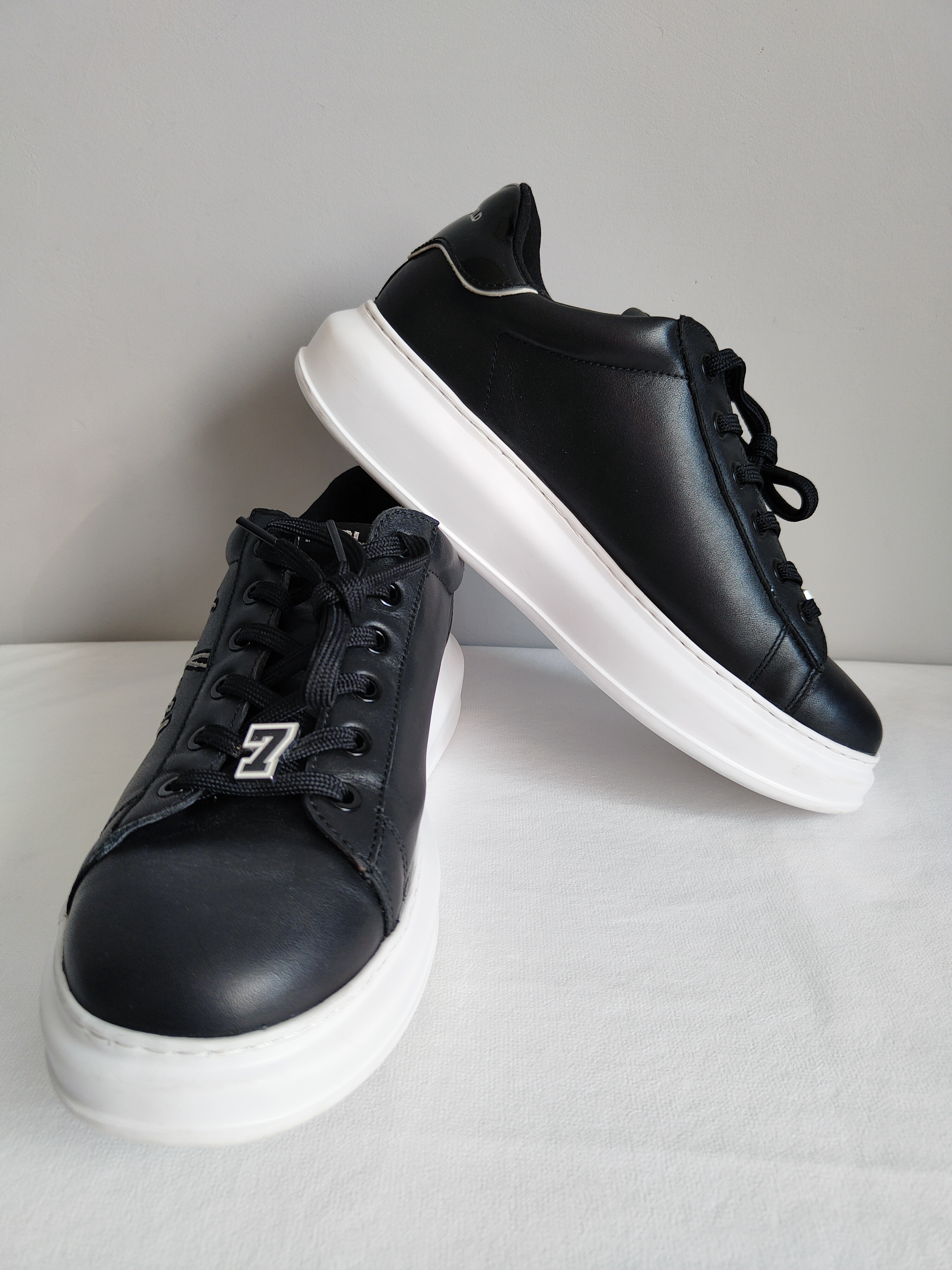 Karl Lagerfeld Karpi Signia sneakersy r. 42