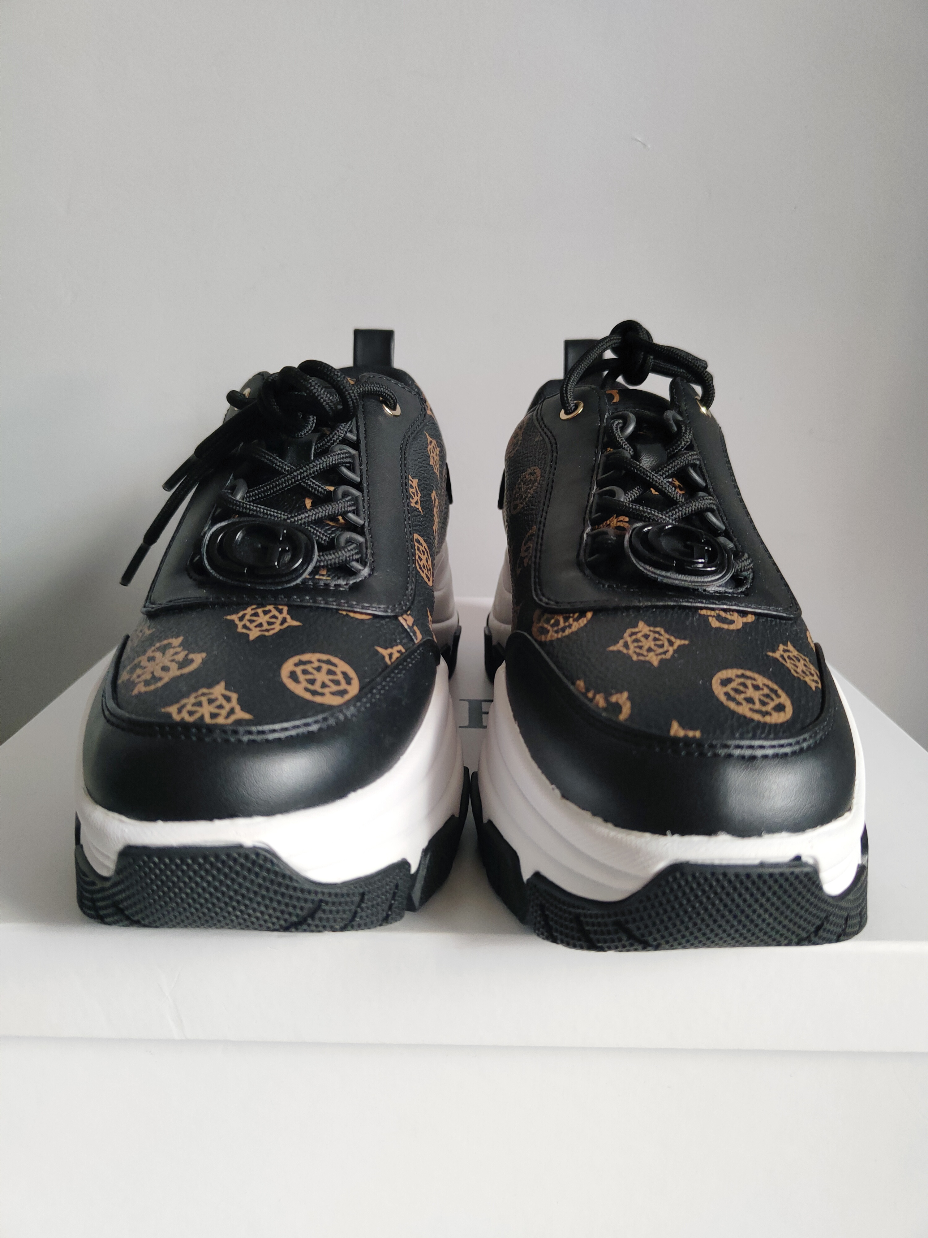 Guess Bria sneakersy r. 39