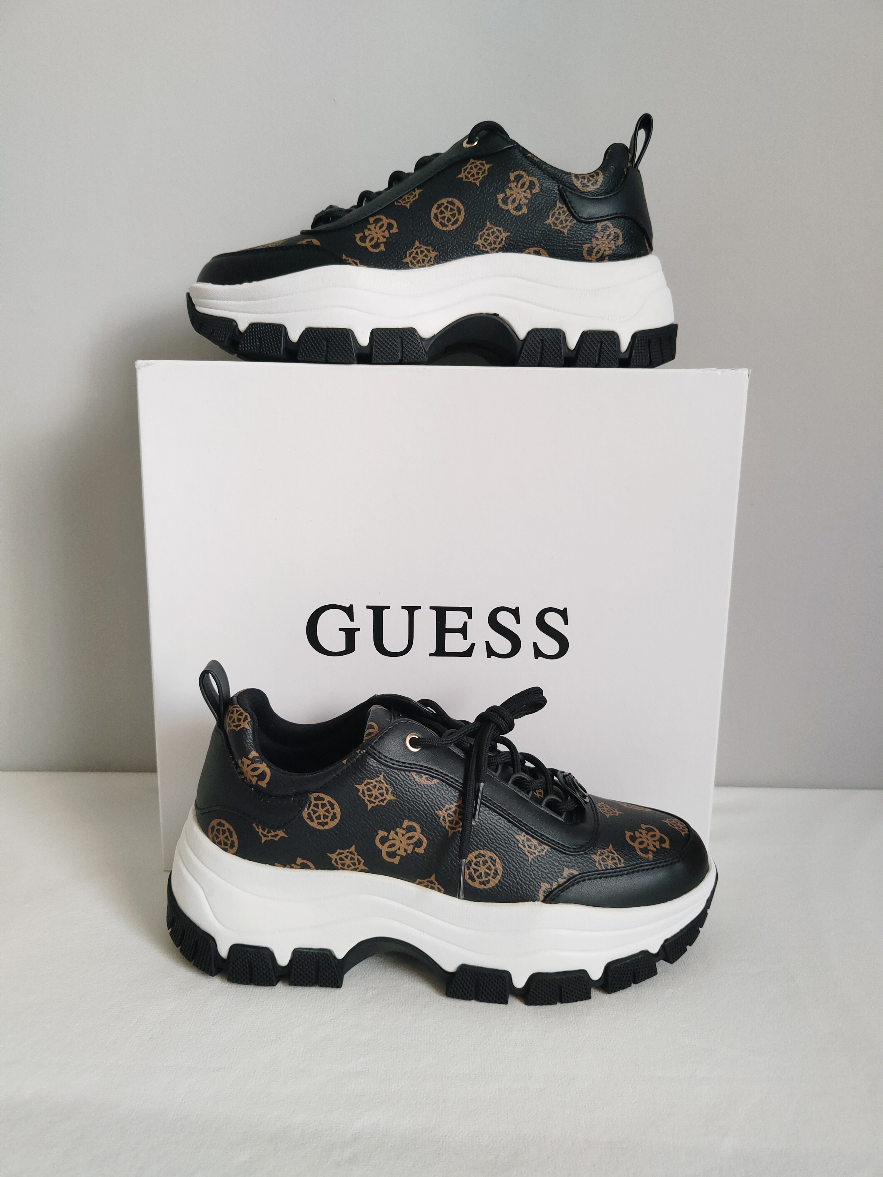 Guess Bria sneakersy r. 39