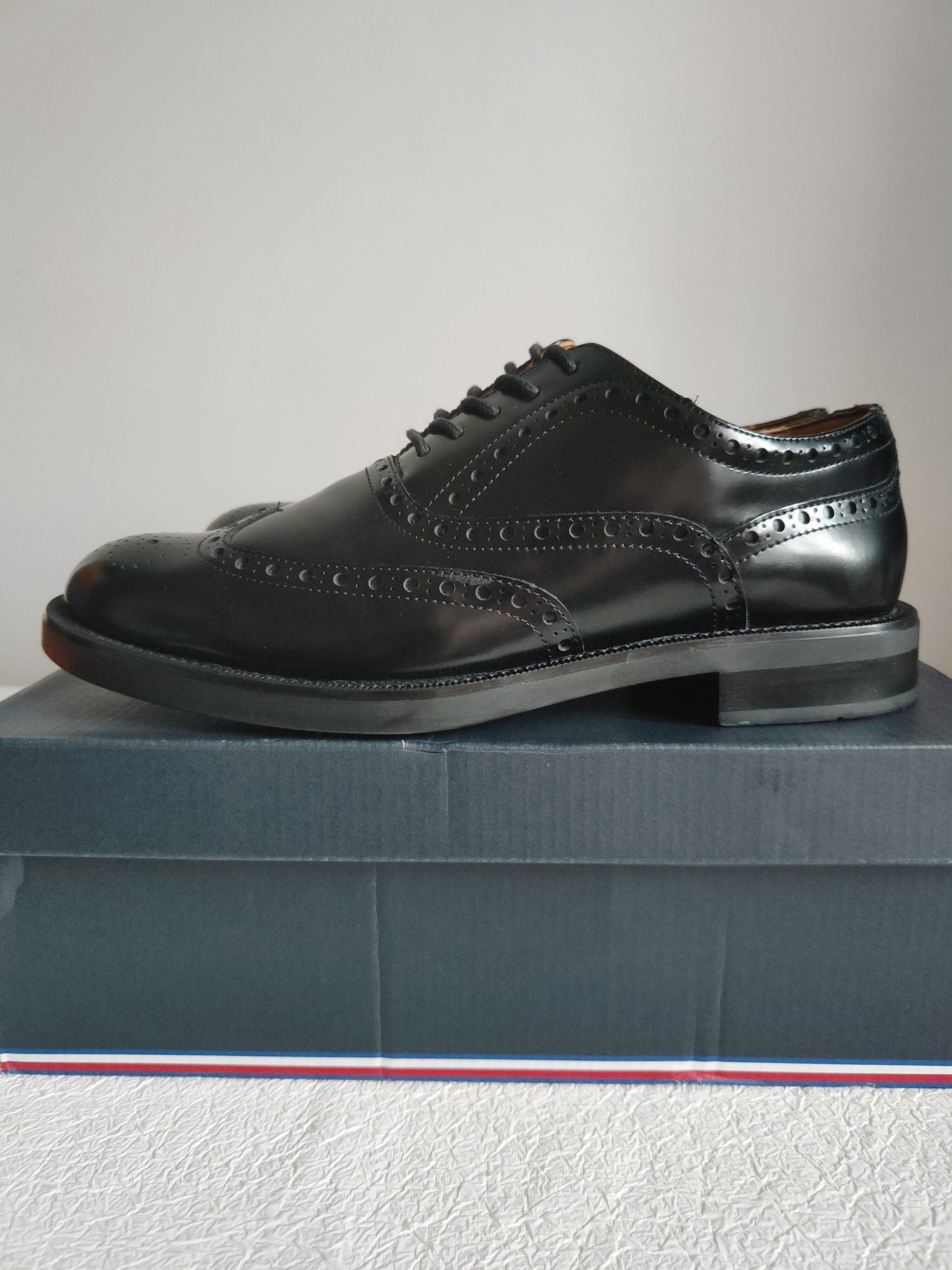 Tommy Hilfiger skórzane półbuty r. 41