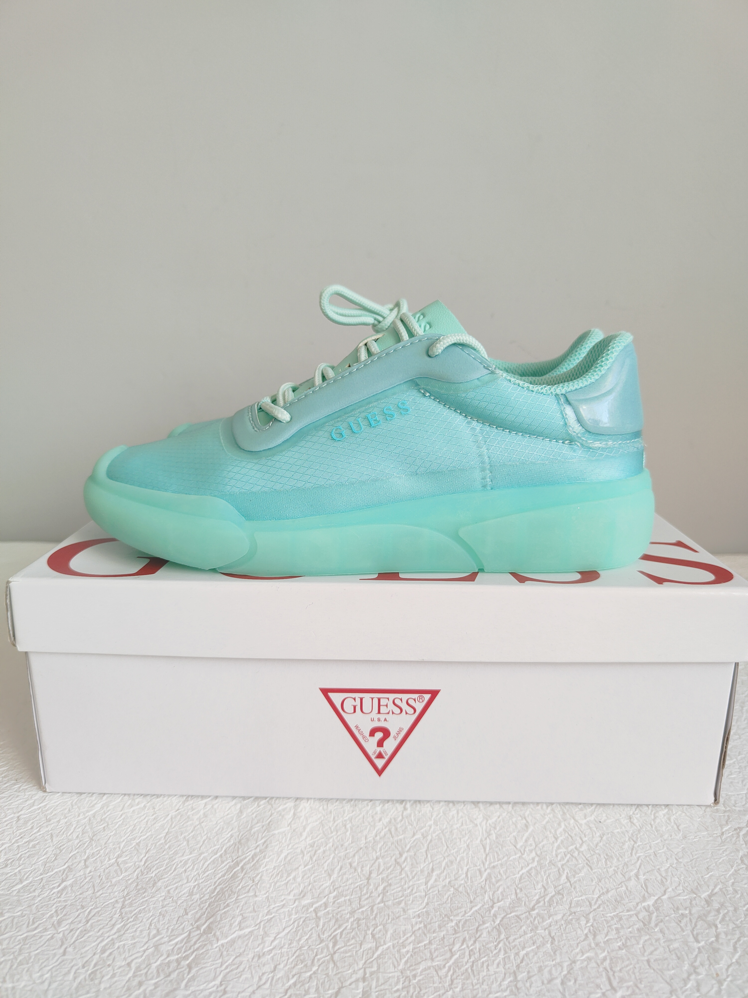 Guess Avalin sneakersy r. 36