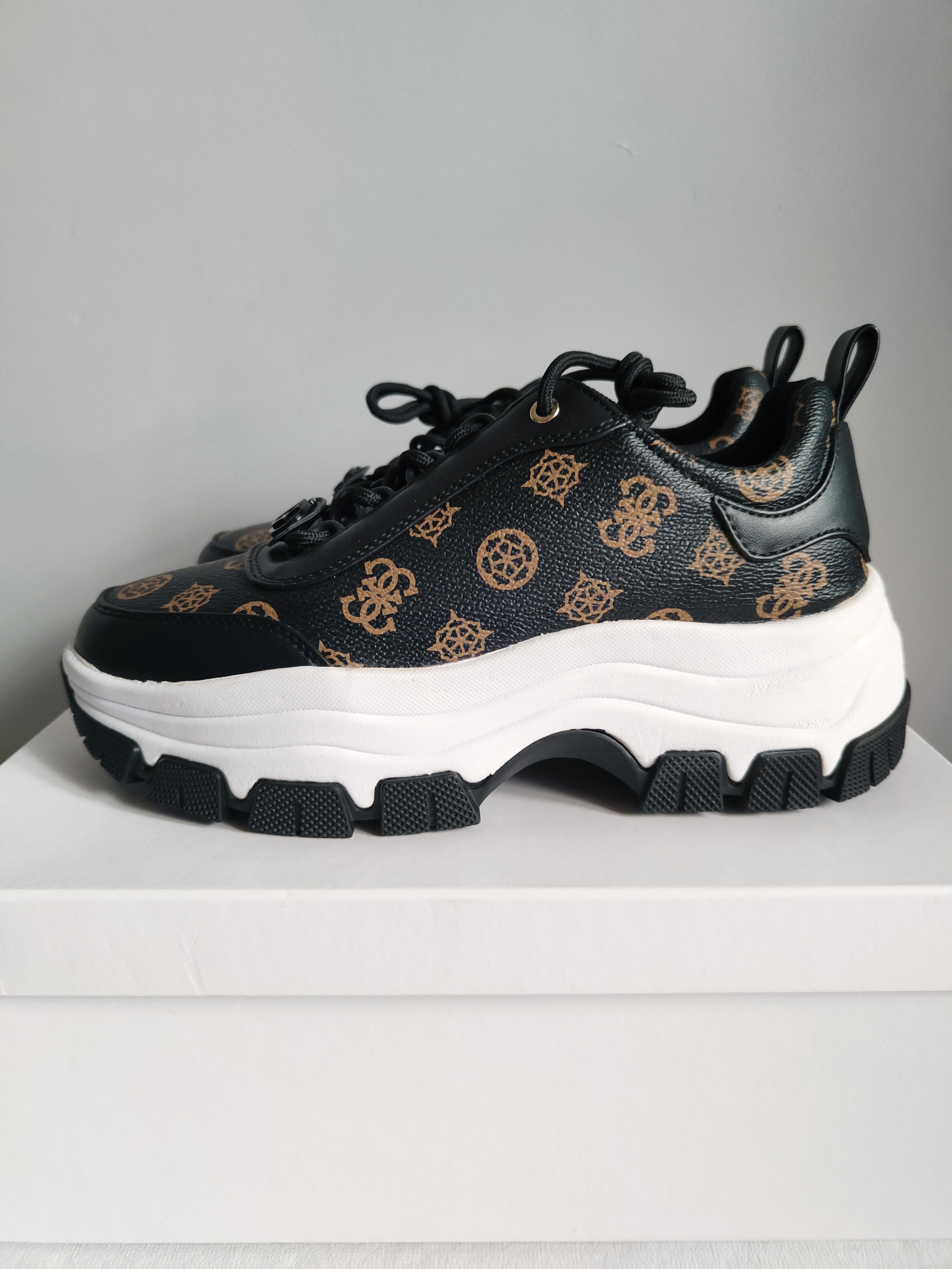 Guess Bria sneakersy r. 39