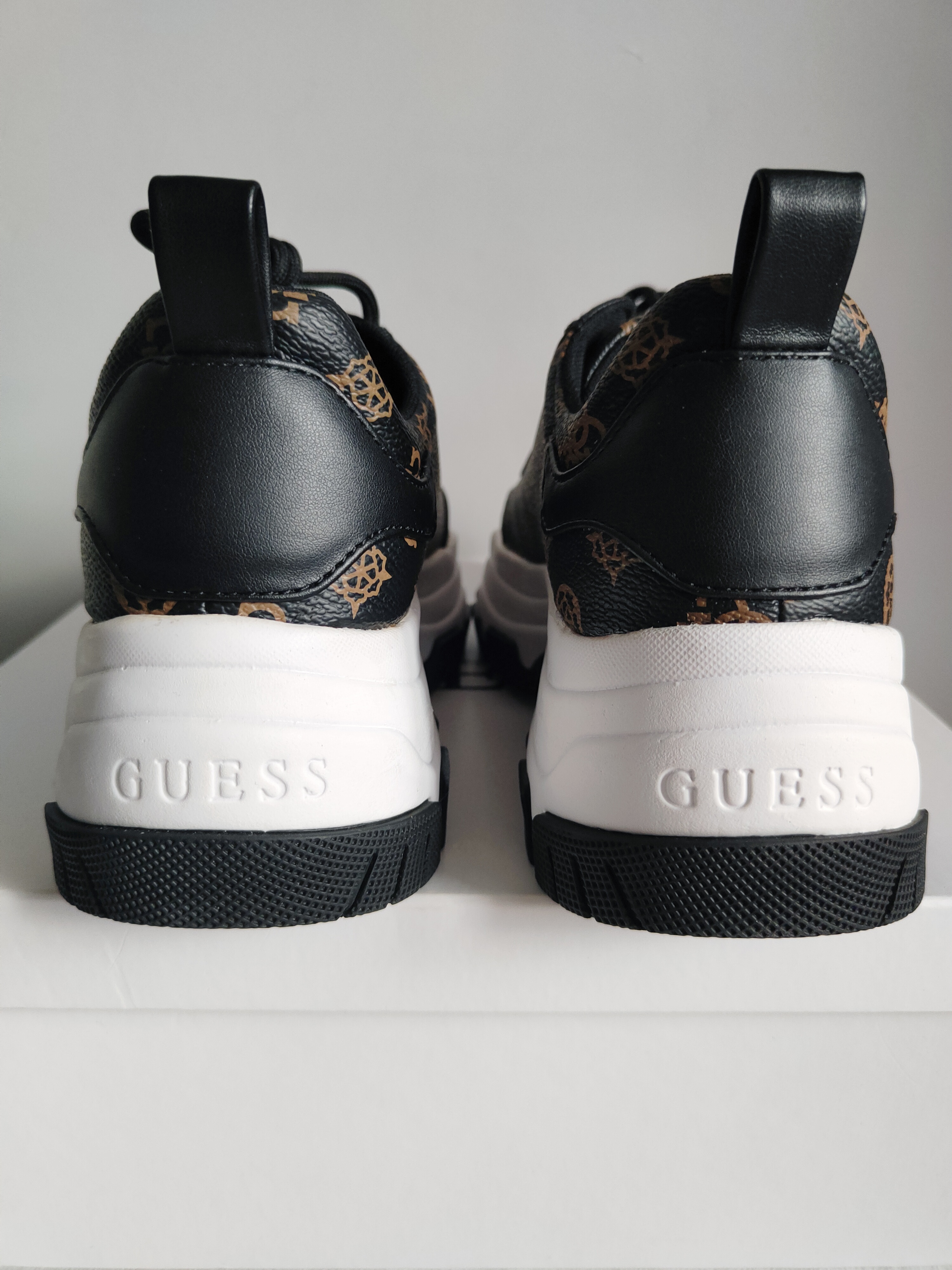 Guess Bria sneakersy r. 39