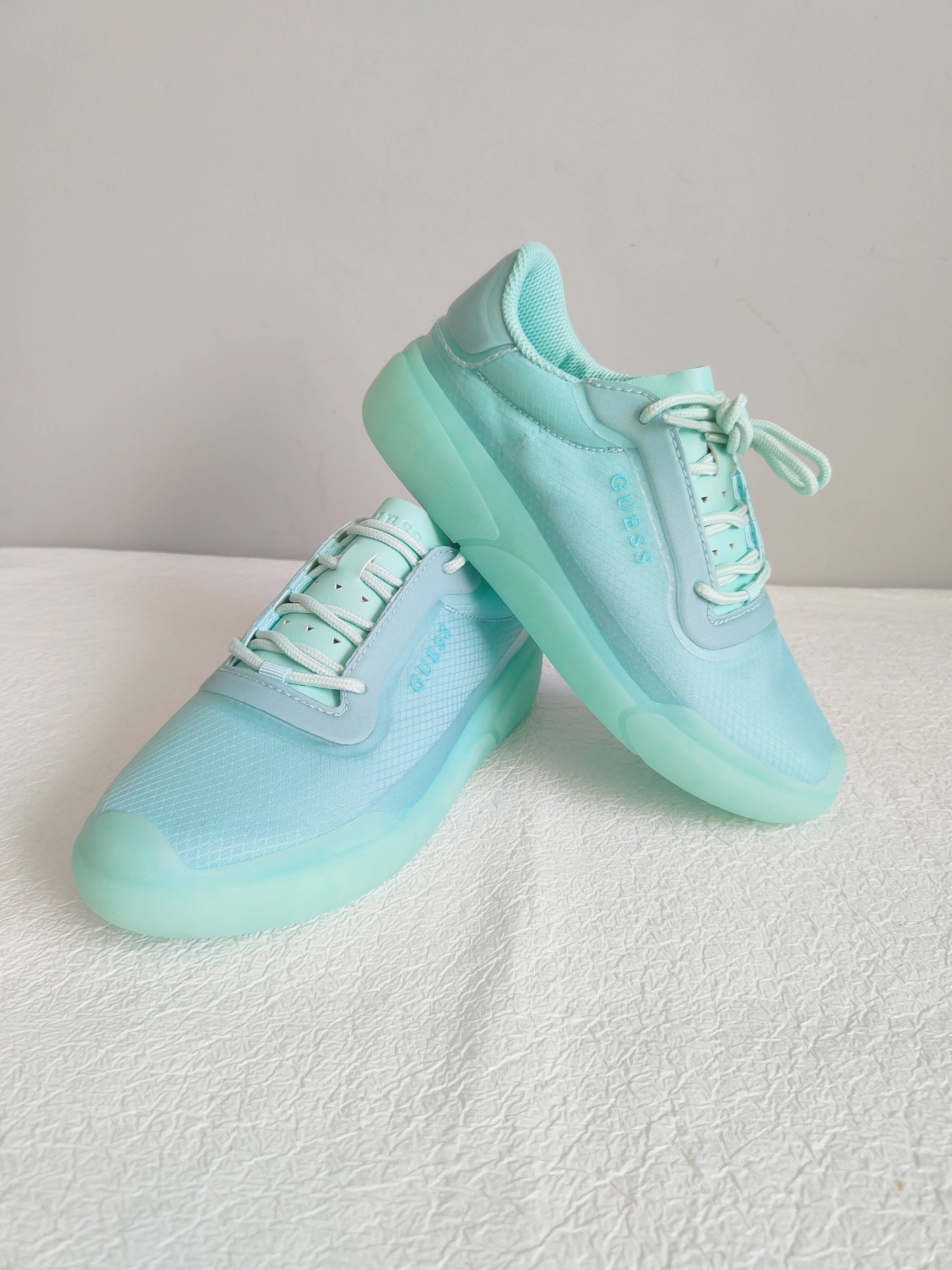 Guess Avalin sneakersy r. 36