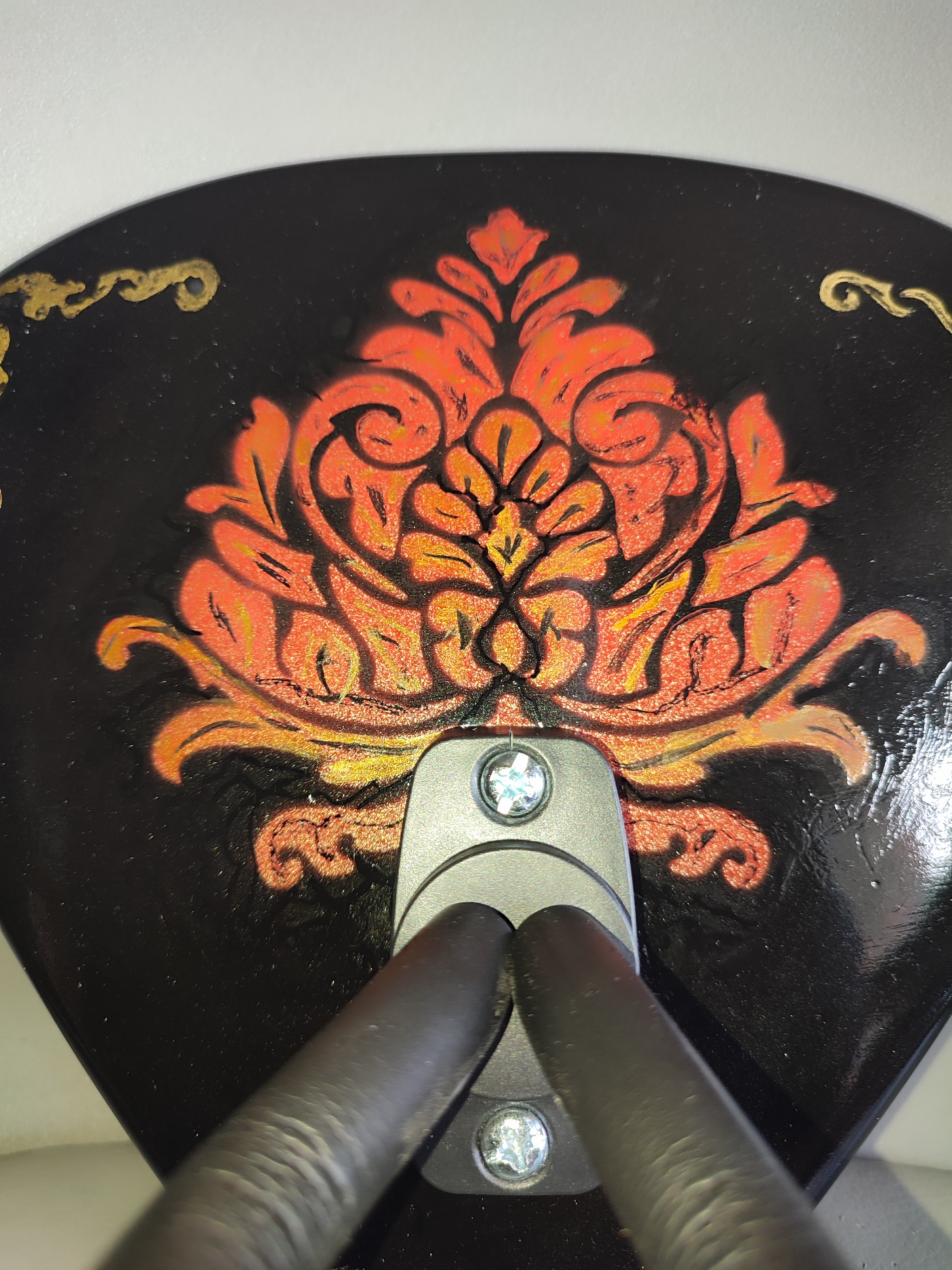 Support mural pour guitare/basse forme médiator motif floral