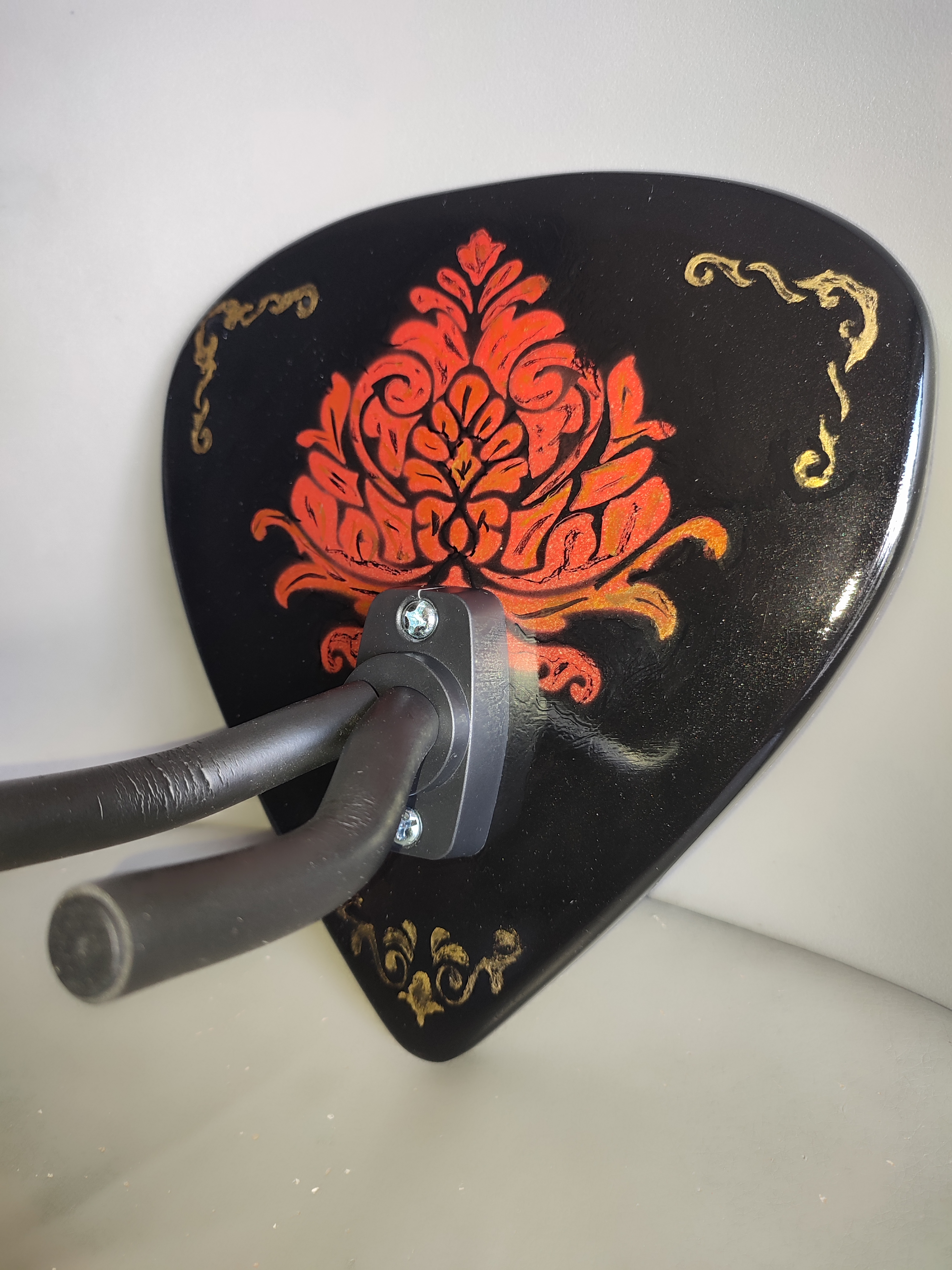 Support mural pour guitare/basse forme médiator motif floral