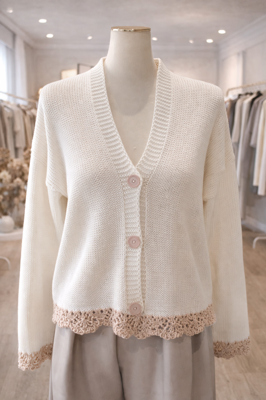  Biały sweterek rozpinany z koronką 