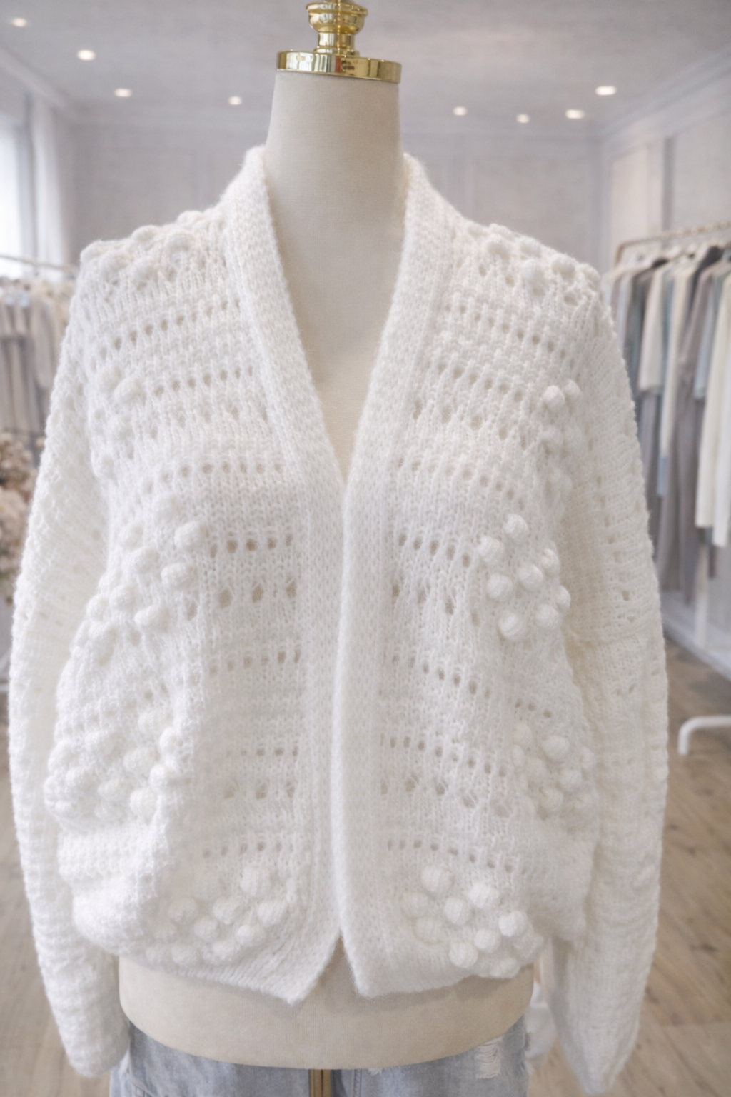 Biały sweter bąbelki