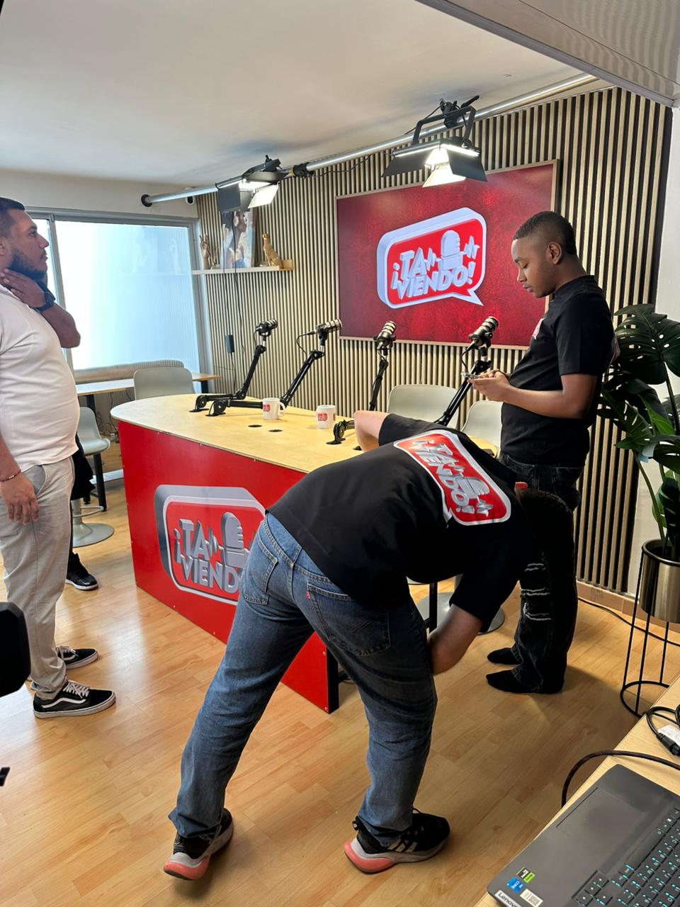 🎙️ SALA DE PODCAST &  ENTREVISTAS