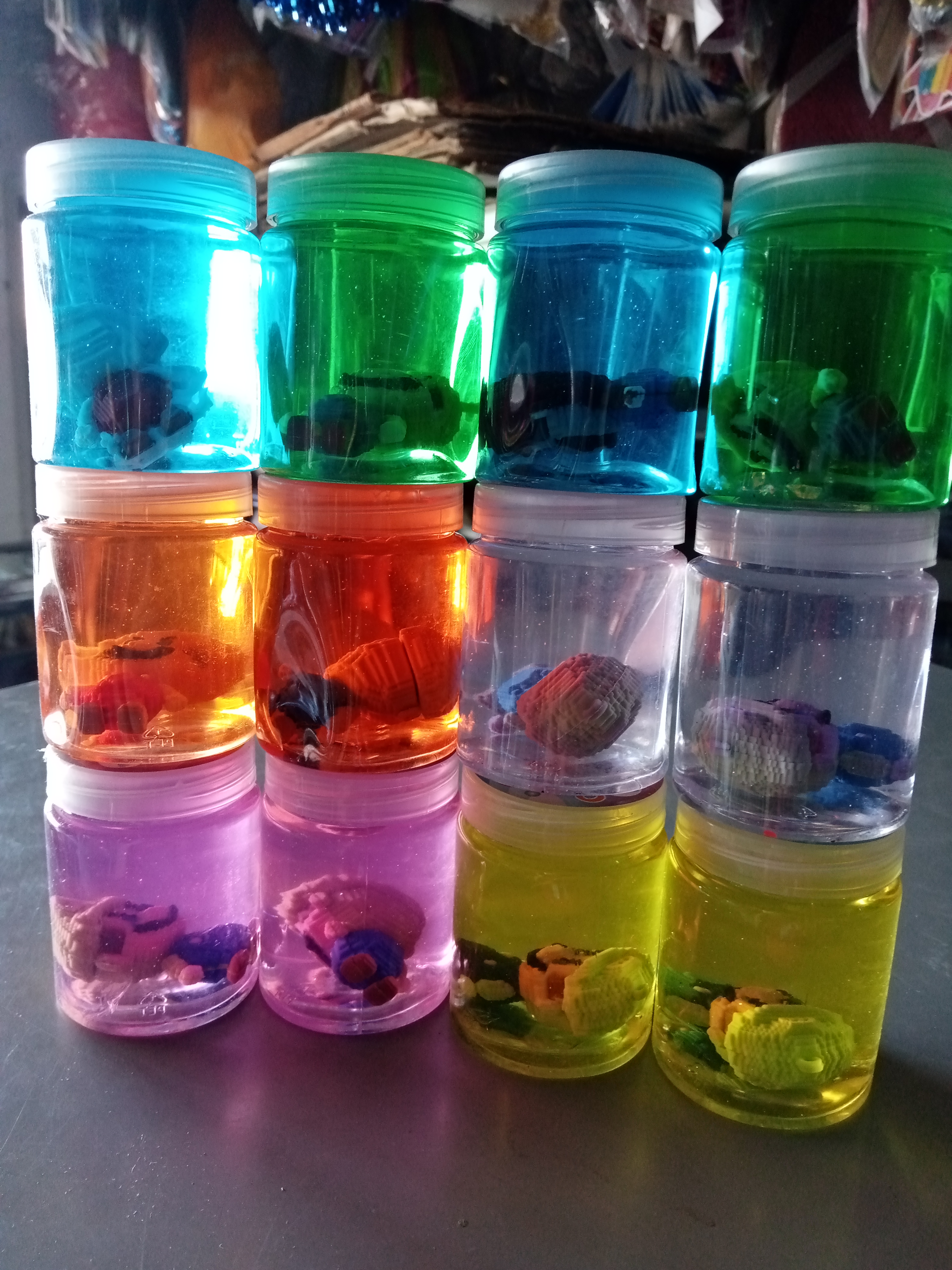 Juguetes marinos en frascos de gel slime