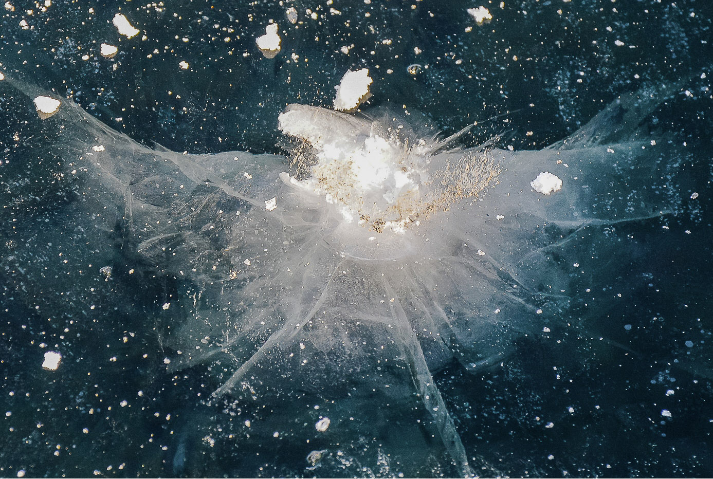 Photo artistique : explosion  sur glace Capture unique de la nature en mouvement 
