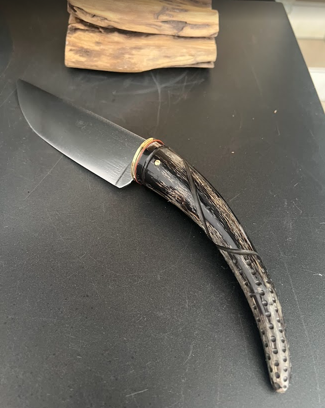 Le 25 - couteau de berger - manche en corne de zébu. 