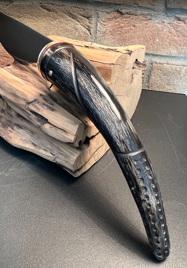 Le 25 - couteau de berger - manche en corne de zébu. 