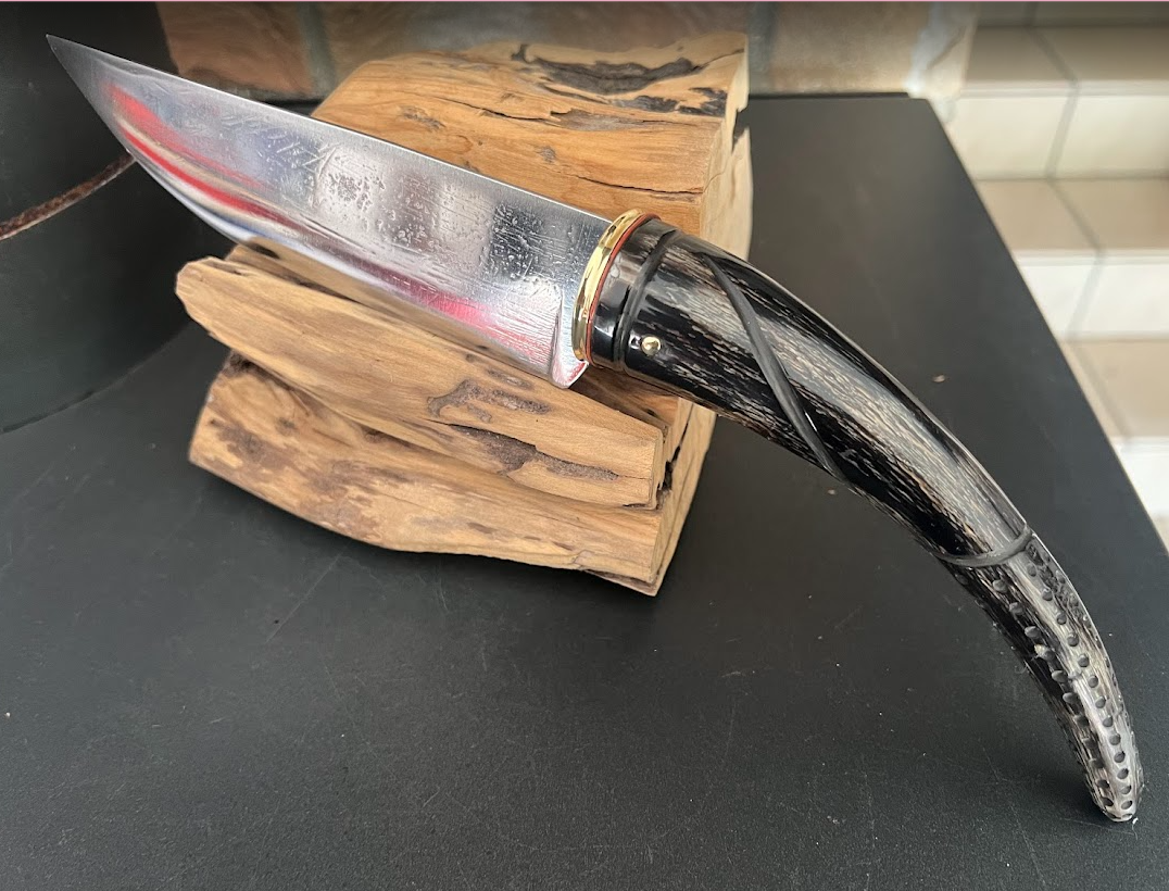 Le 25 - couteau de berger - manche en corne de zébu. 