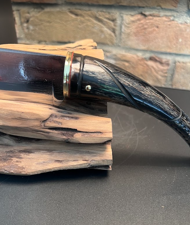 Le 25 - couteau de berger - manche en corne de zébu. 