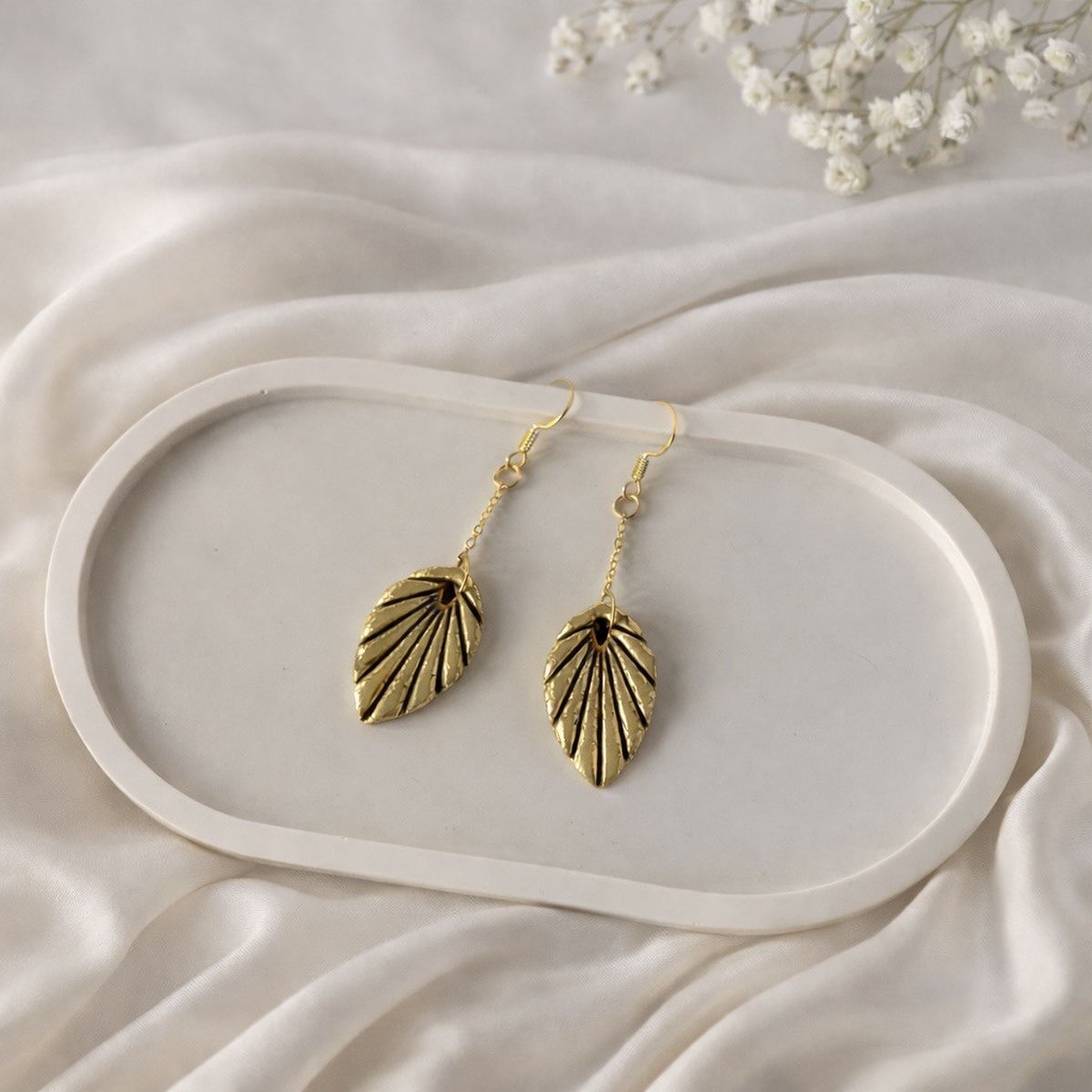 Boucles d’oreilles artisanales feuille dorée - Fait main en France