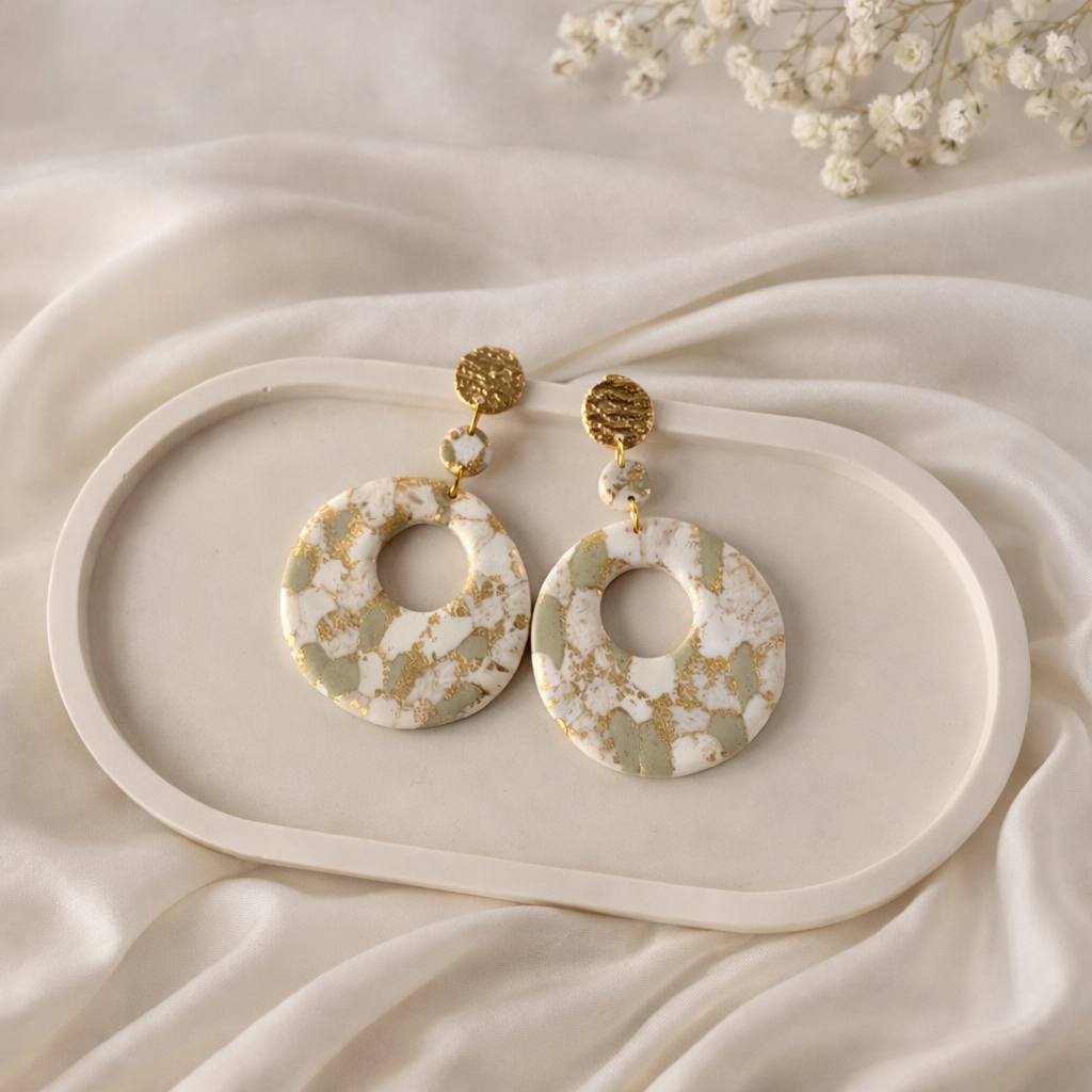 Boucles d’oreilles artisanales marbrées vert sauge et doré - Fait main en France