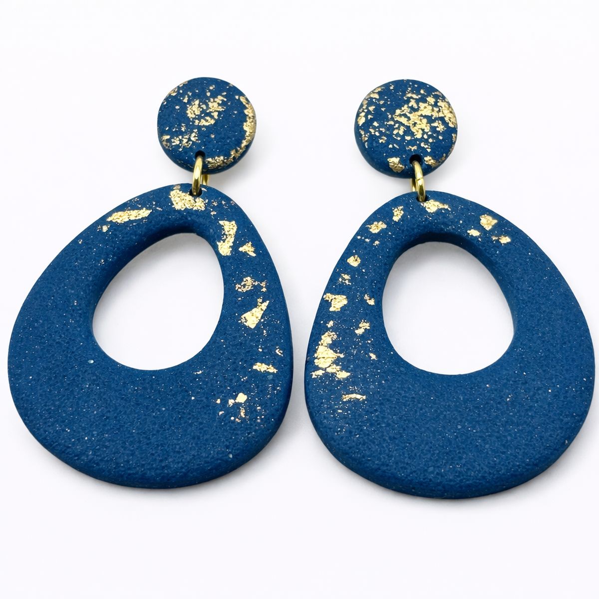 Boucles d’oreilles ajourées bleu profond et doré – Fait main en France