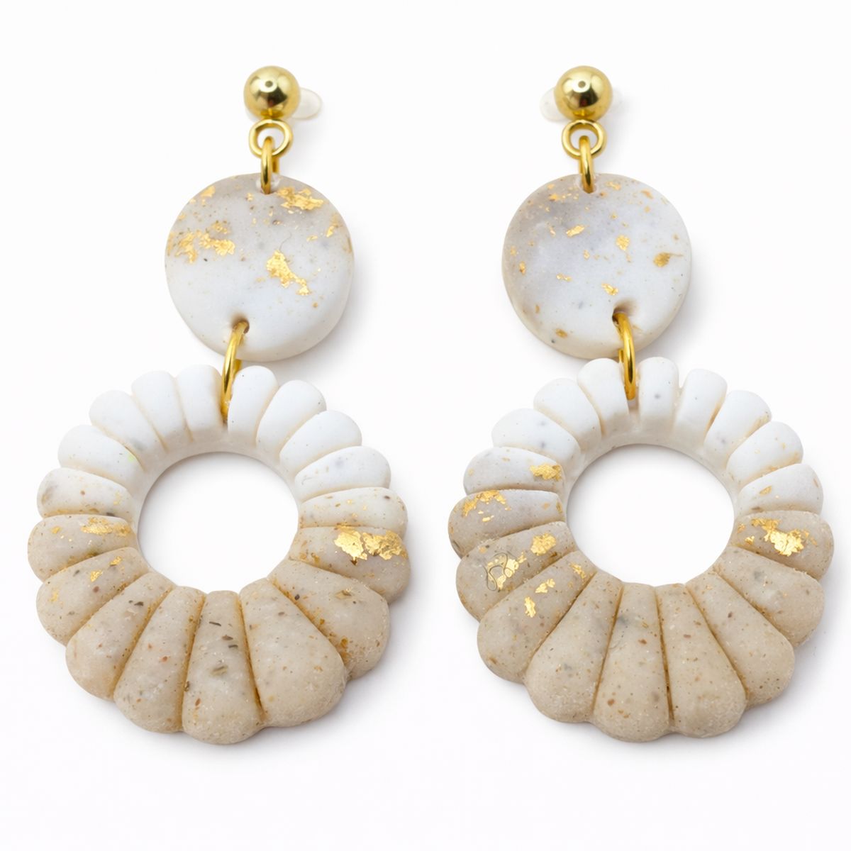 Boucles d’oreilles artisanales Soléa Lumière blanc et doré - Style bohème chic - Fait main en France