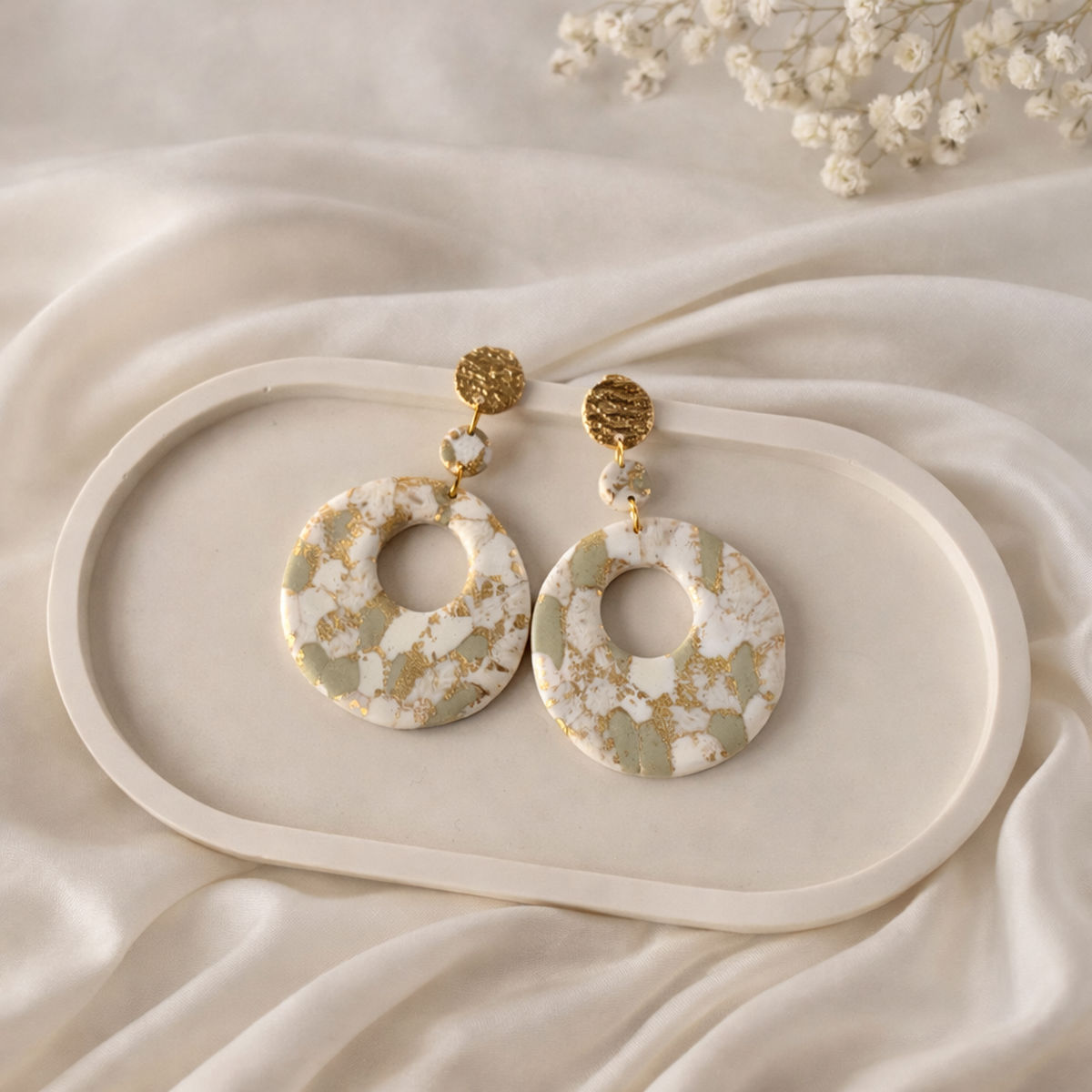 Boucles d’oreilles artisanales marbrées vert sauge et doré - Fait main en France