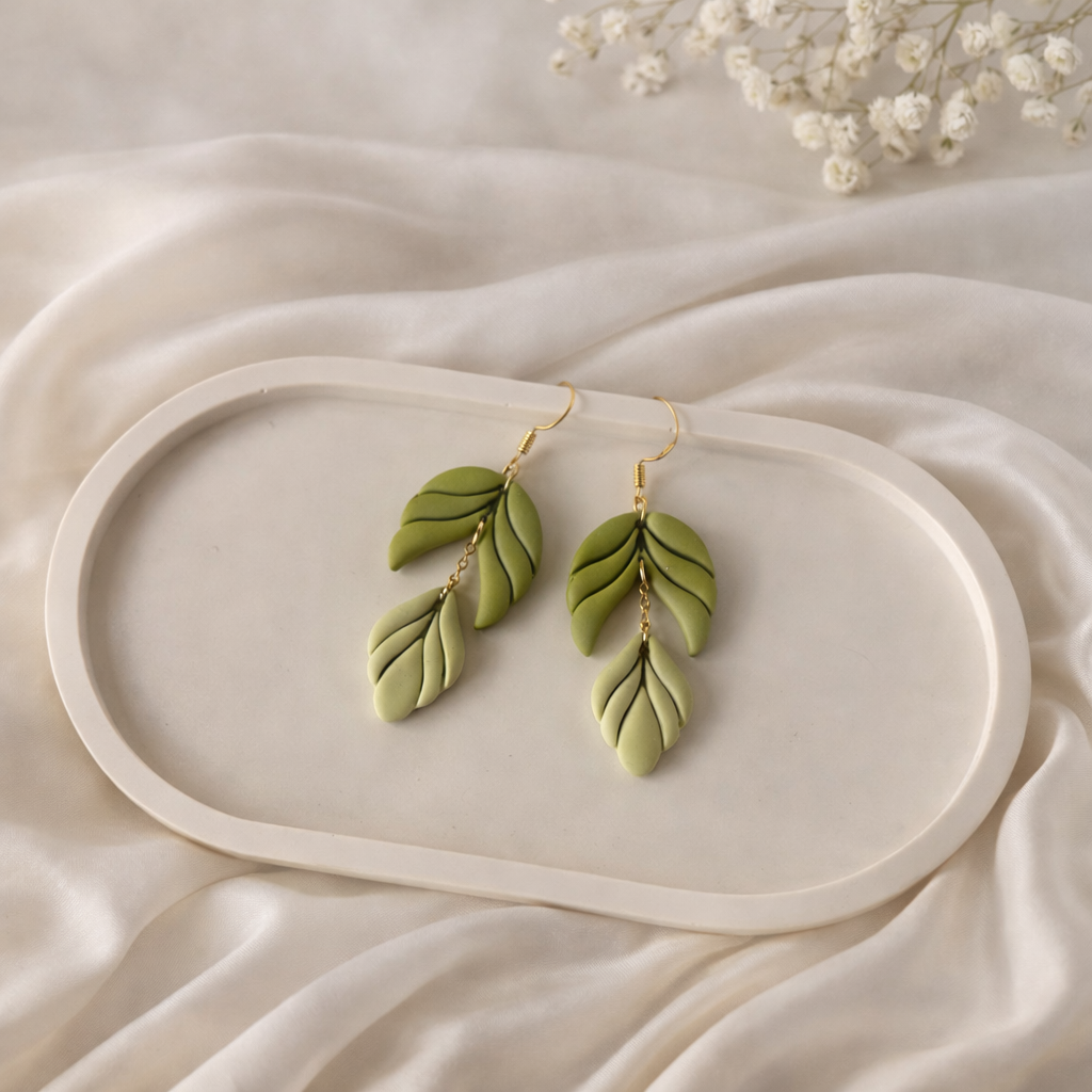 Boucles d’oreilles artisanales Vert sauge et dorées - Fait main en France