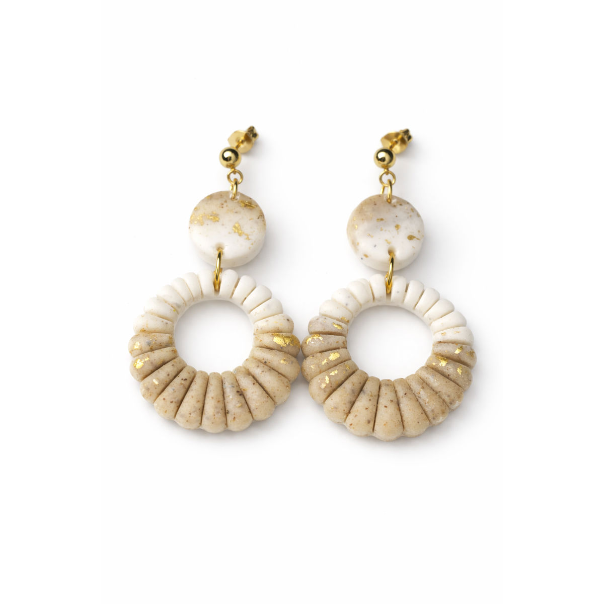 Boucles d’oreilles artisanales Soléa Lumière blanc et doré - Style bohème chic - Fait main en France