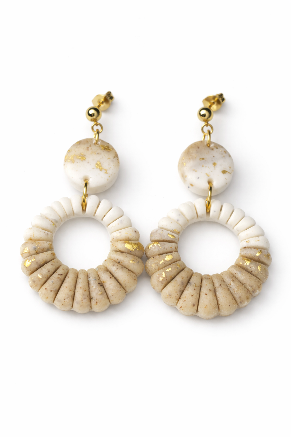 Boucles d’oreilles artisanales Soléa Lumière blanc et doré - Style bohème chic - Fait main en France