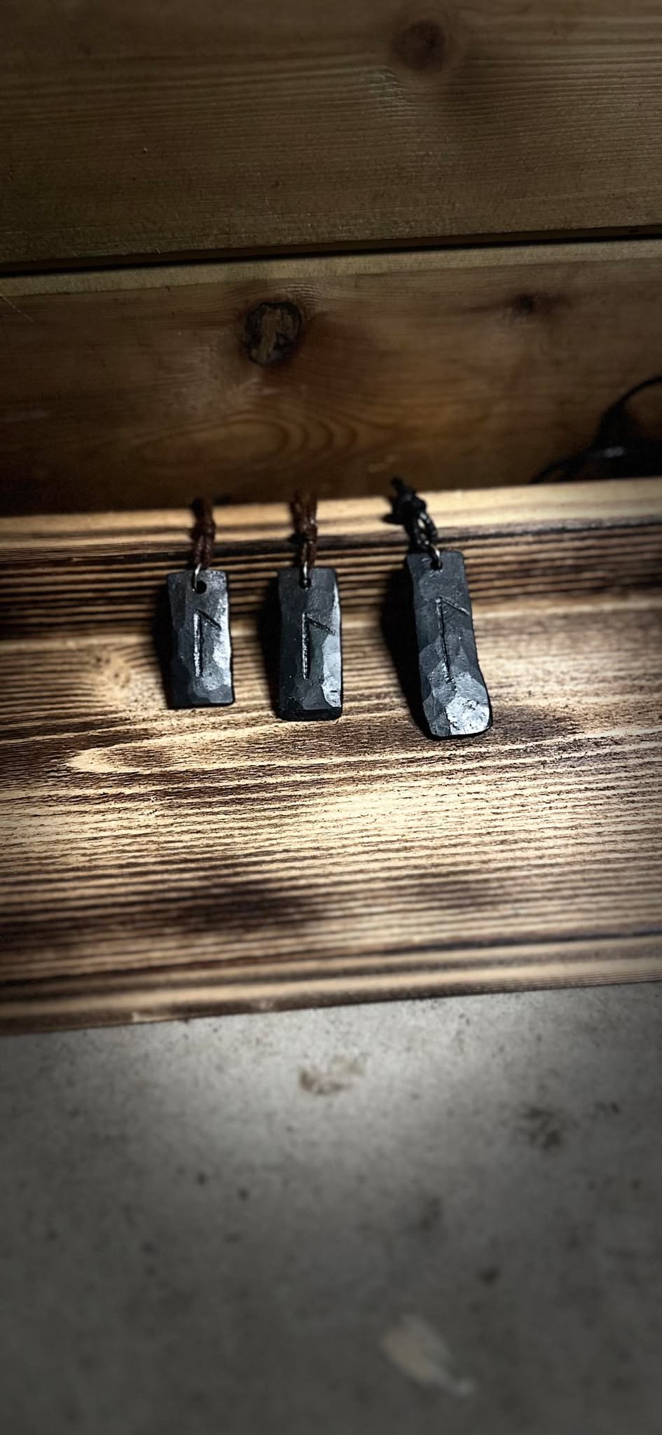 Håndsmidde "VARD" smykker med gravert rune