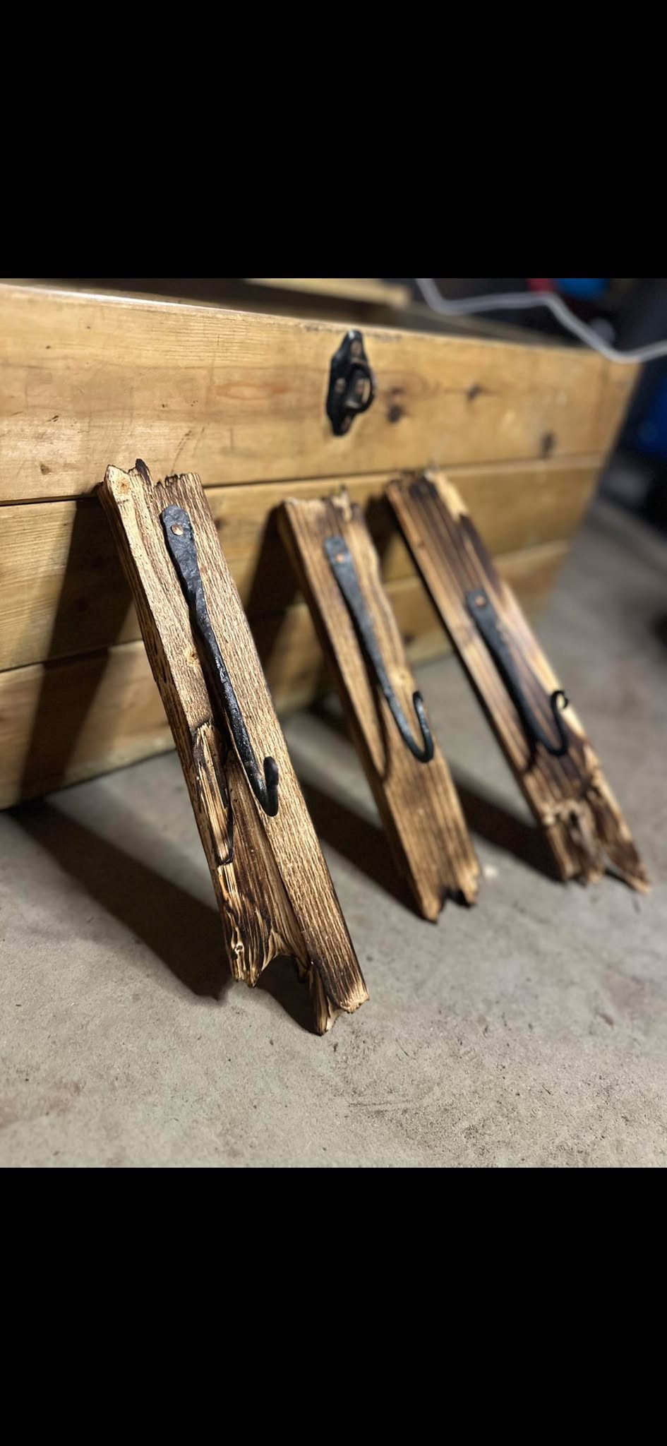 Håndsmidde knagger på brent furu