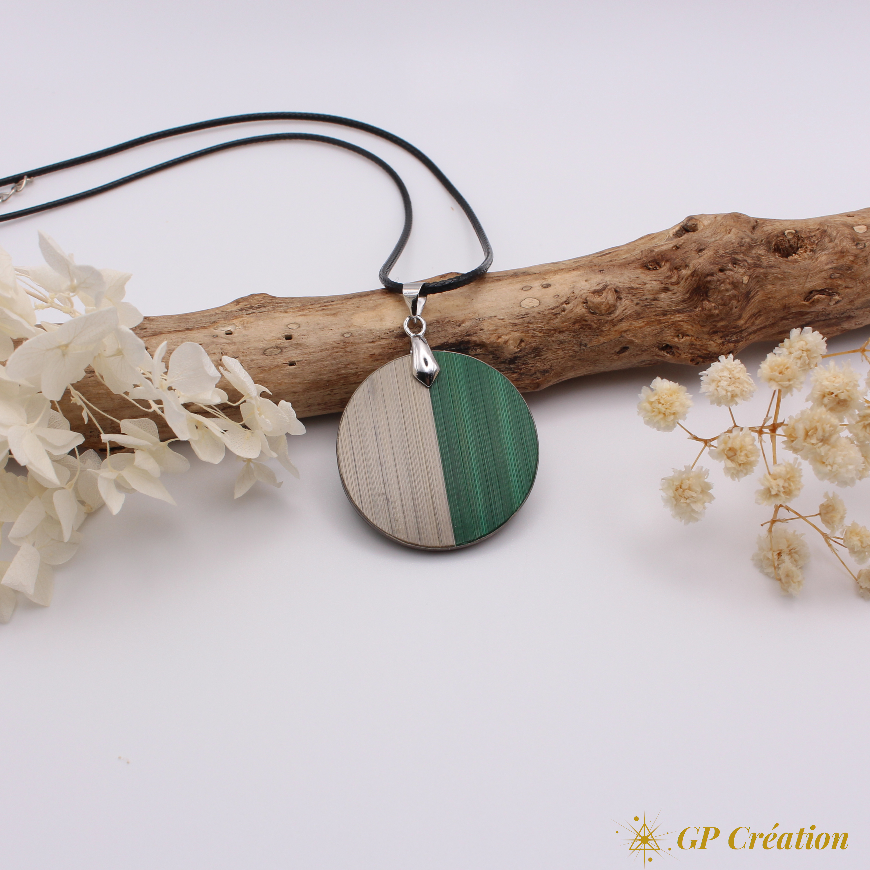 Collier avec pendentif en marqueterie de paille